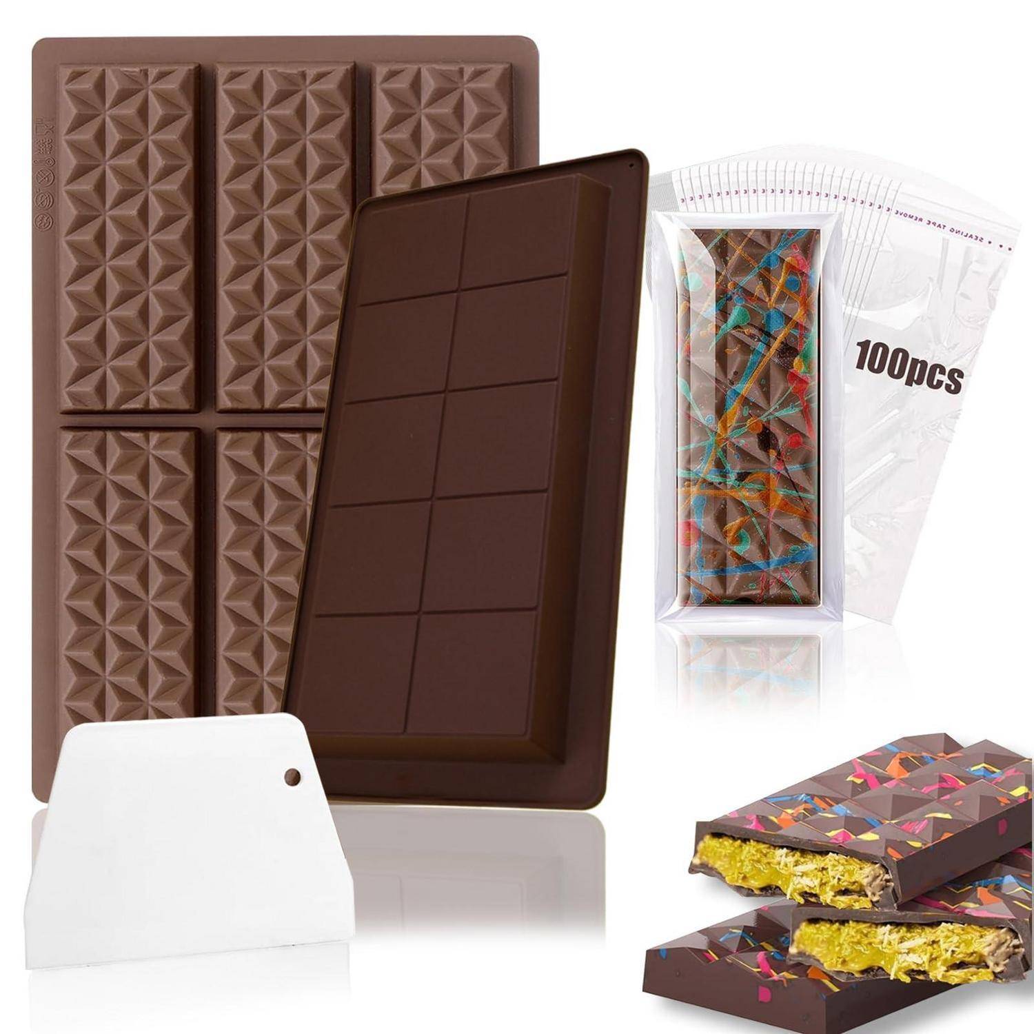 Schokoladenform-Set mit großen gemusterten Formen, einer glatten Schokoladenform, einem Schaber und 100 transparenten Verpackungstüten.