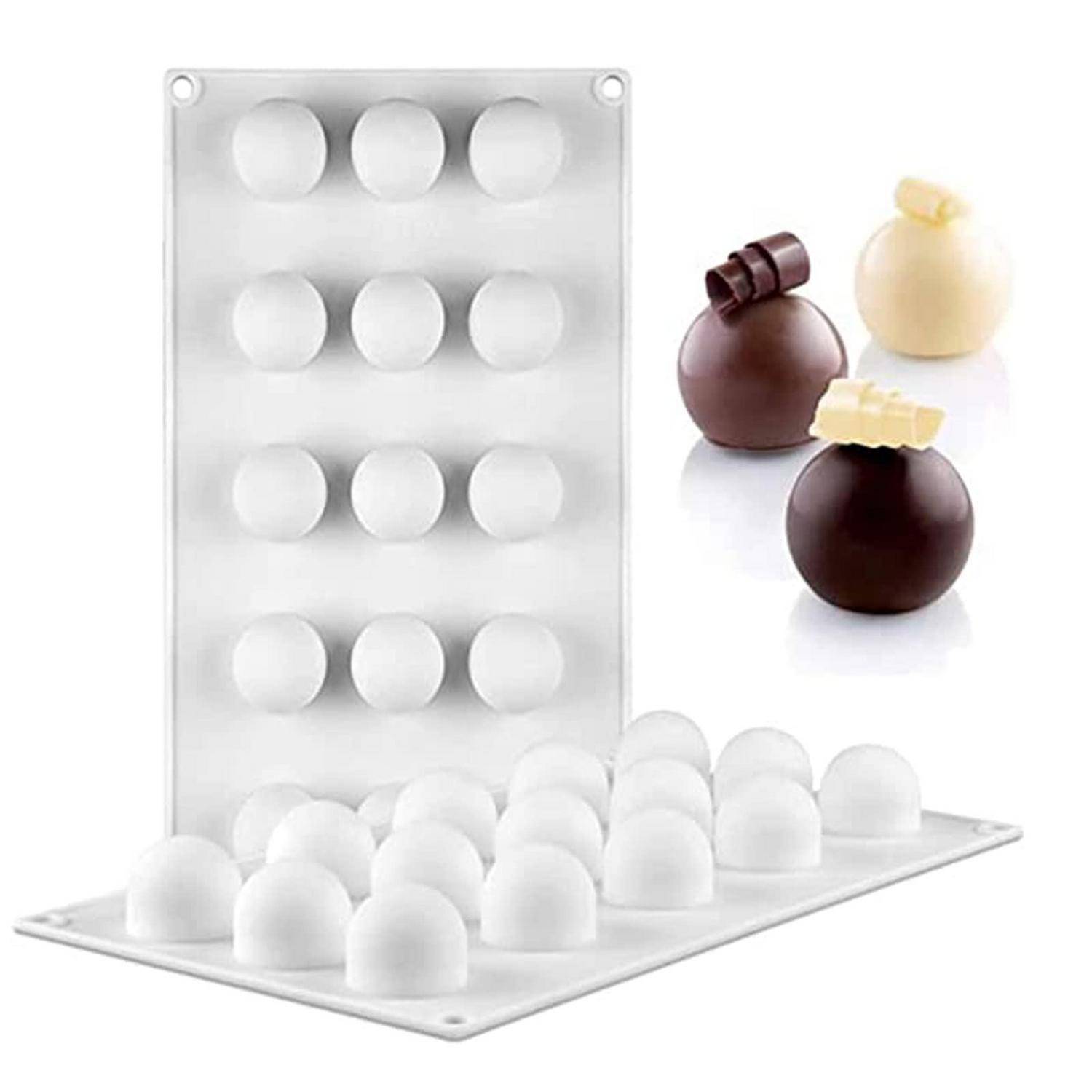 Silikon-Halbkugel-Form zum Herstellen von Schokoladenbonbons, gezeigt mit fertigen runden Schokoladen in dunkler und weißer Schokolade.