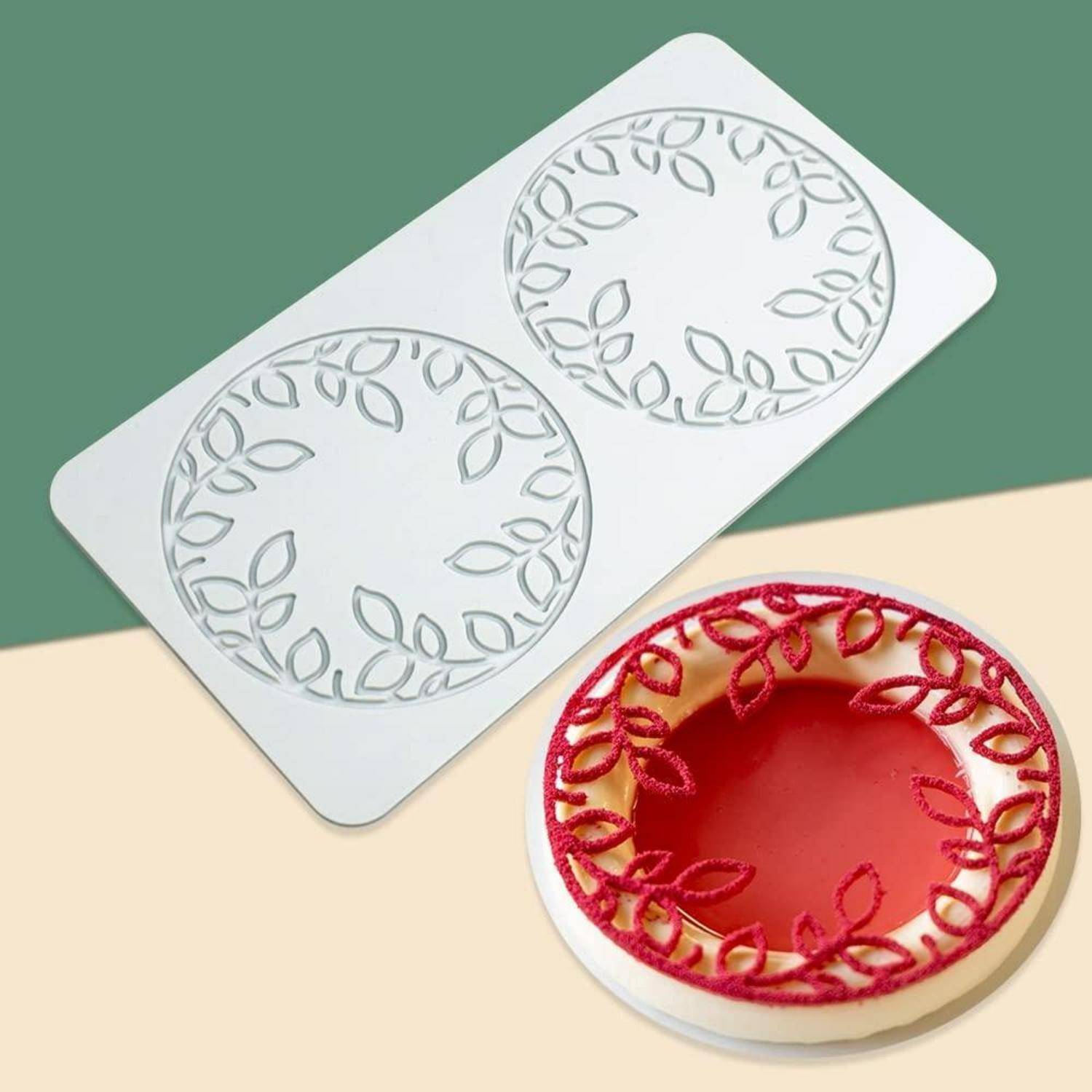 Rundes Kranzblatt-Randformular mit zwei geprägten Kreisen und einem fertigen rot-rosa dekorierten Kuchenring als Beispielergebnis.