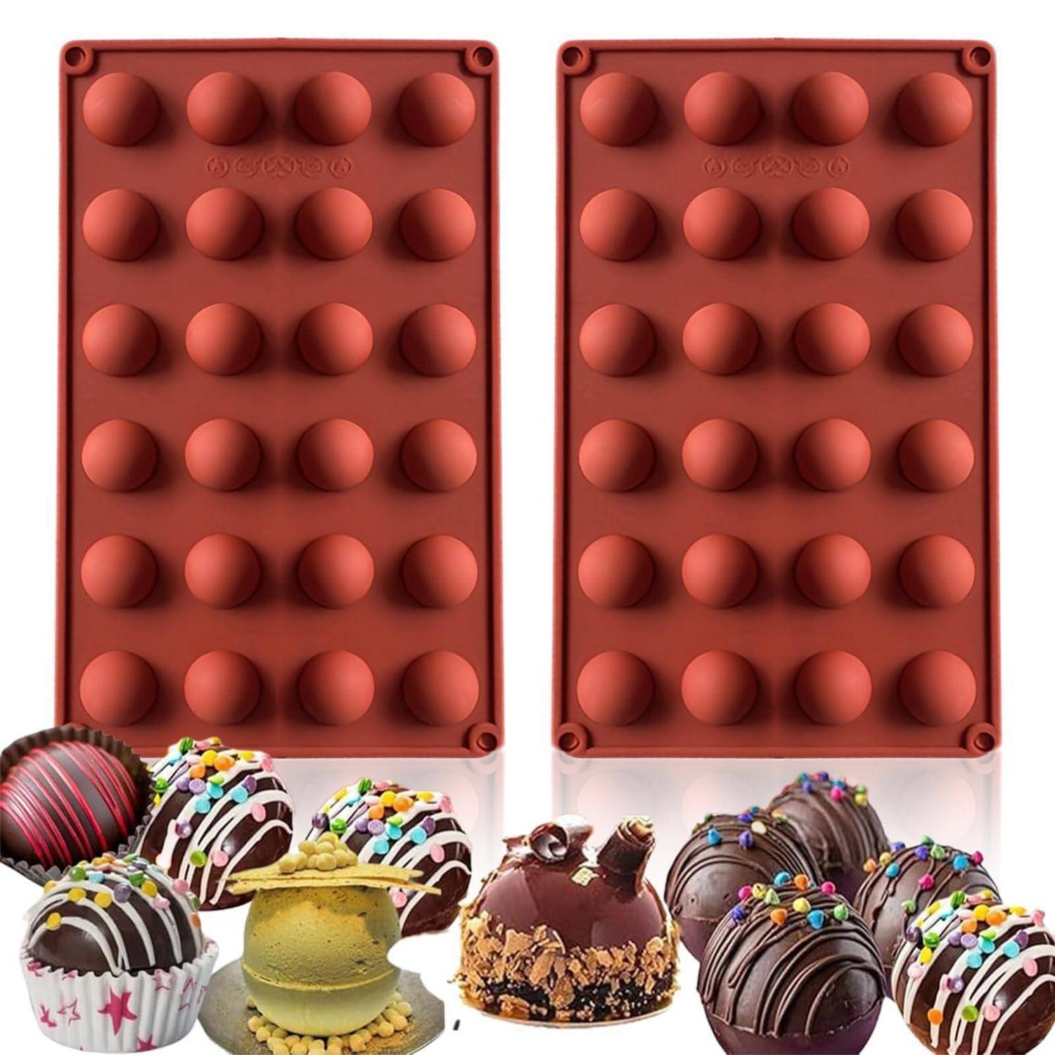 Zwei rote Silikon-Gussformen mit Kuppelhohlräumen, dargestellt über einer sortierten Auswahl dekorierter Schokoladen- und Dessert-Kuppeln auf weißem Hintergrund.