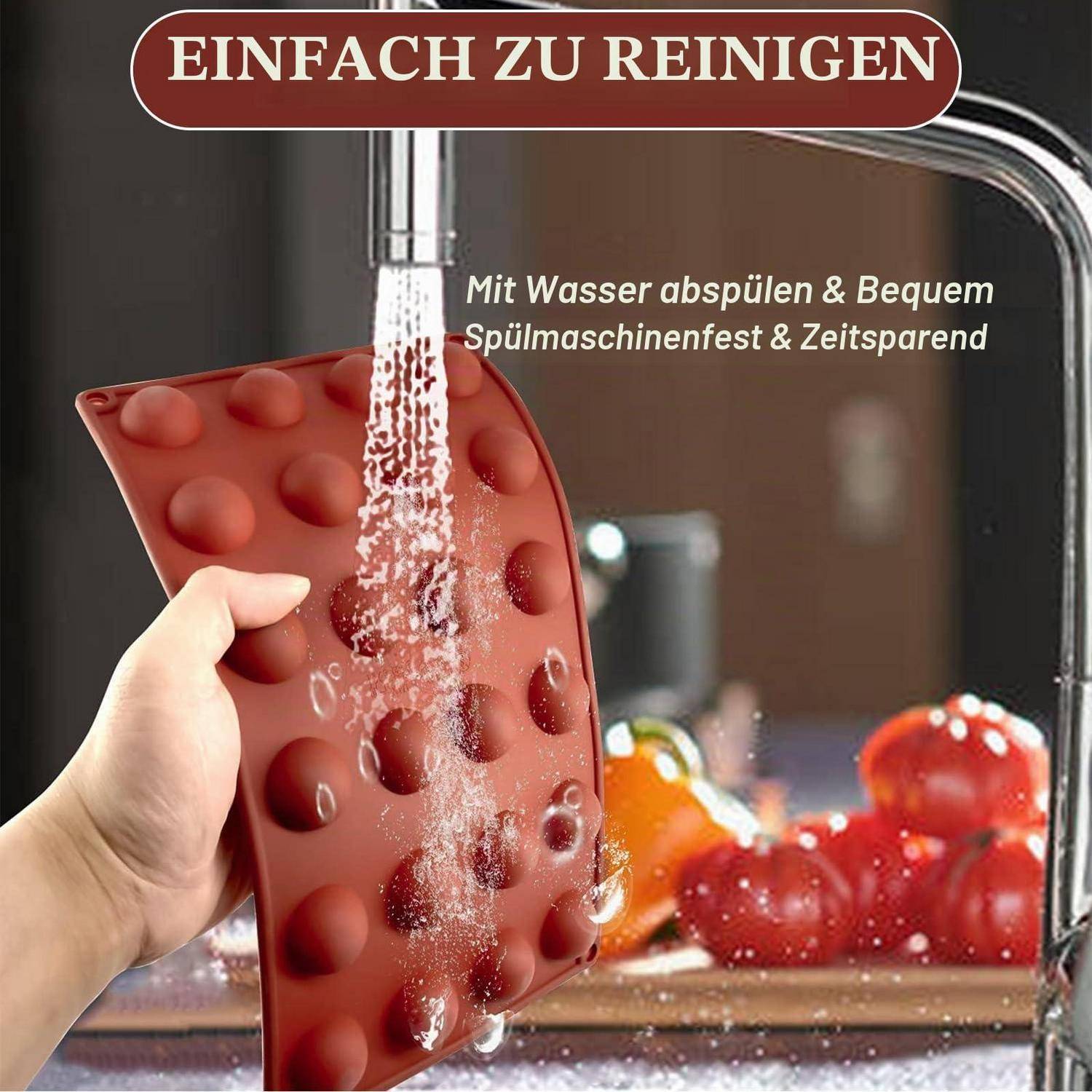 Rote Silikonform wird unter dem Wasserhahn mit der Hand gereinigt; Text sagt 'EINFACH ZU REINIGEN' und 'Mit Wasser abspülen & bequem Spülmaschinenfest & Zeitsparend'.