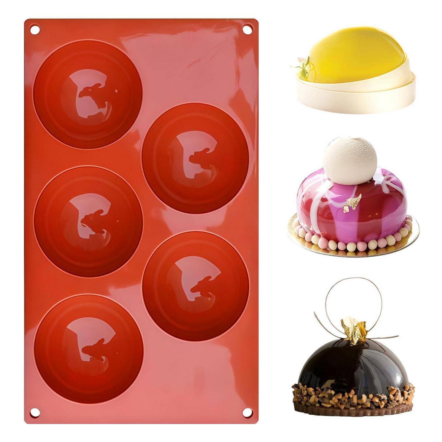 Rote Silikonform mit fünf runden Vertiefungen zum Herstellen von kuppelförmigen Desserts, gezeigt neben fertigen kuppelförmigen Kuchen in Gelb, Rosa und Schwarz