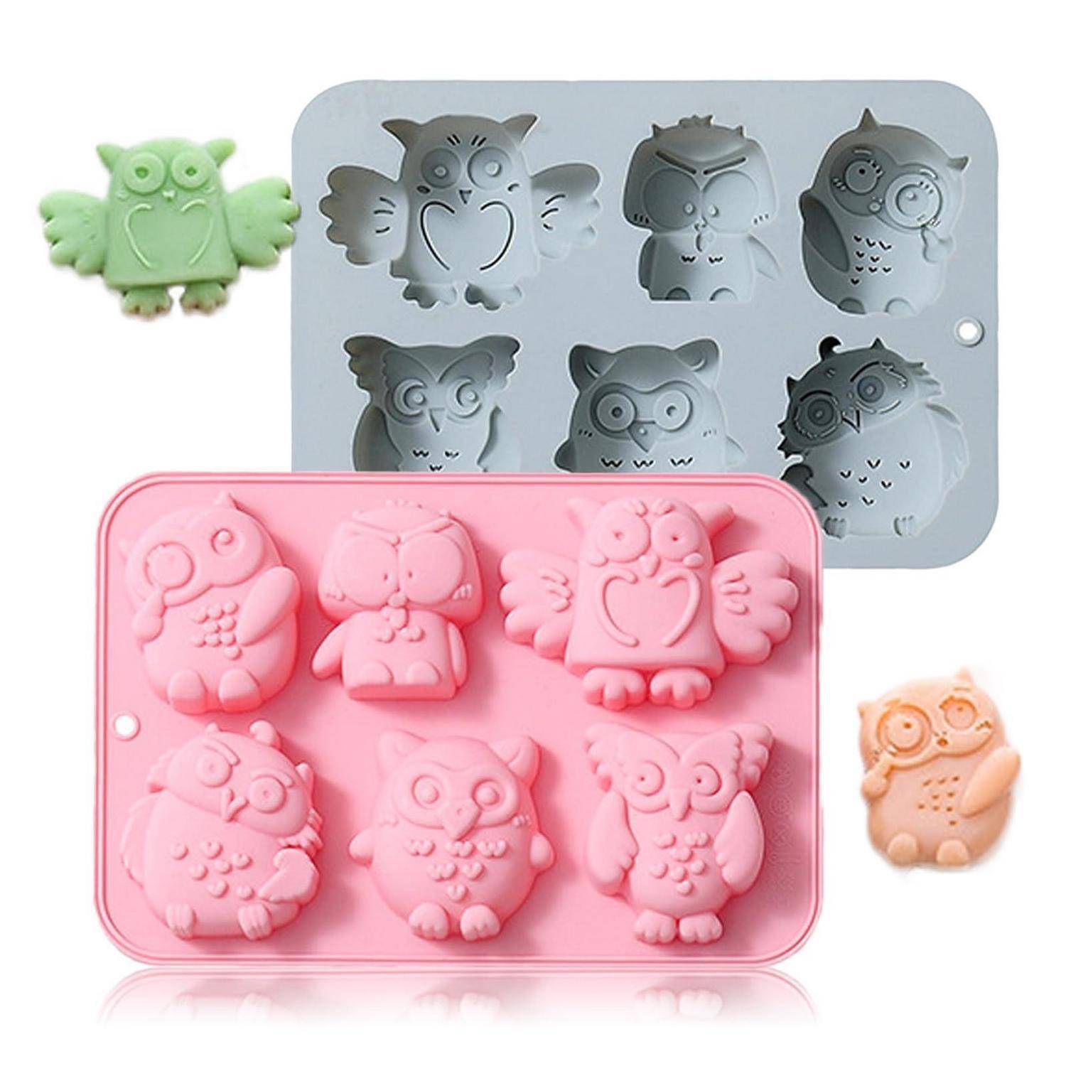 Bunte eullenförmige Silikonformschalen mit mehreren Eulendesigns in Rosa und Grau, sowie fertige Eulenstücke in Grün und Pfirsich.