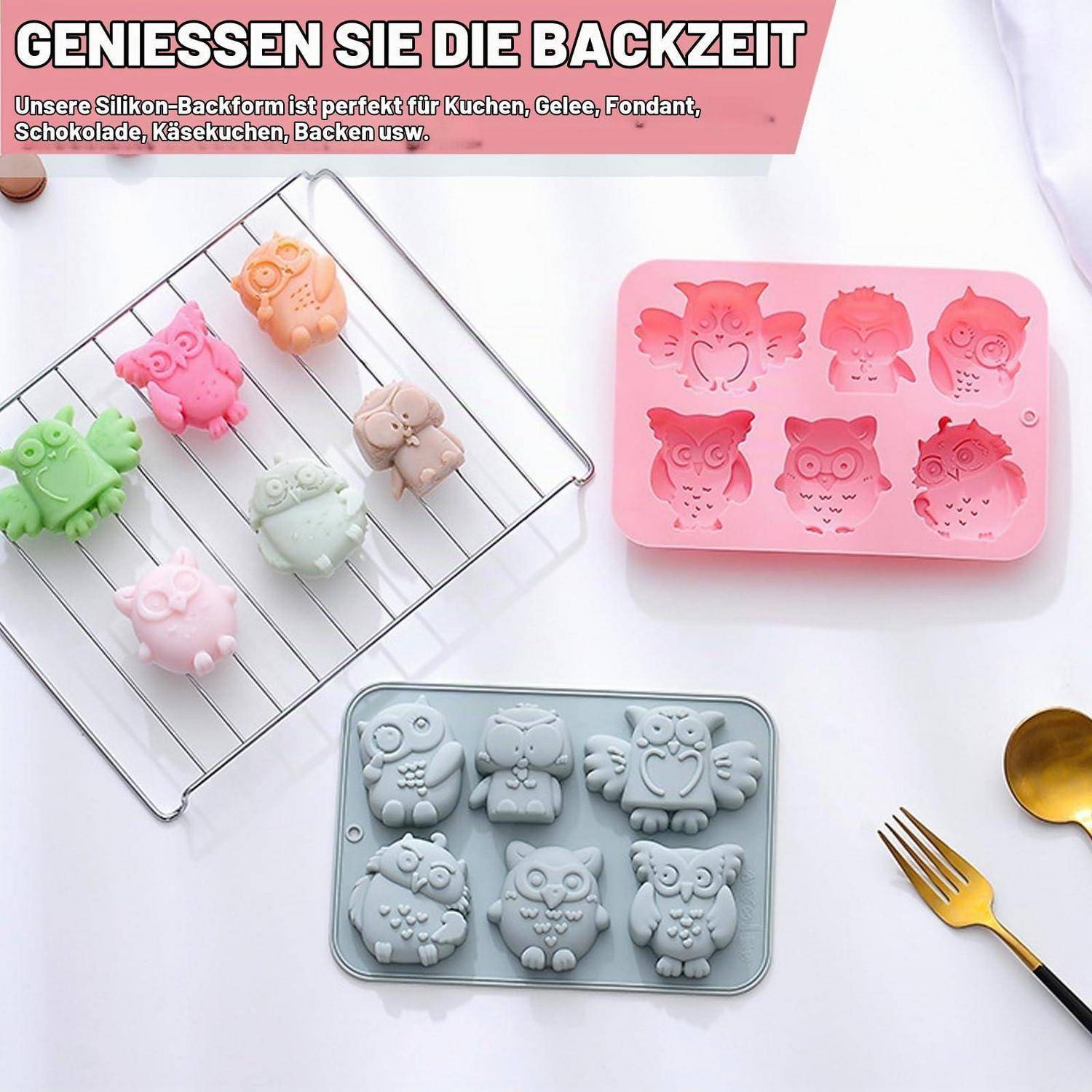 Werbebild von Silikon-Backformen mit eulenshaepigen Leckereien in Rosa, Grau und Pastellfarben auf einem Kuehllgitter, plus deutscher Text, der die Formen fuer Kuchen und Gelee bewirbt.