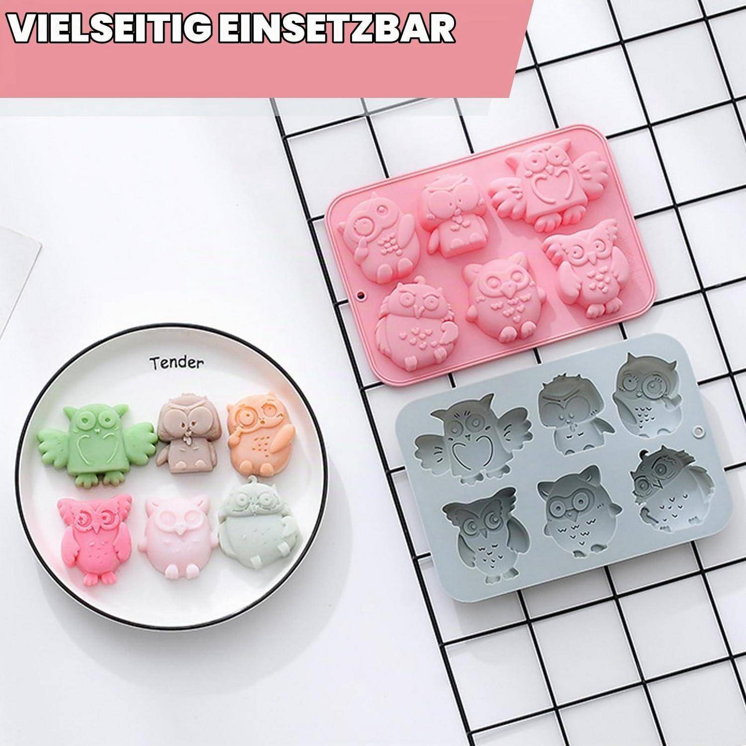 Eulenförmige Silikonform-Tabletts in Rosa und Grau, daneben ein Tablett mit zarten Eulen-Leckerbissen; der Text lautet „VIELSEITIG EINSETZBAR