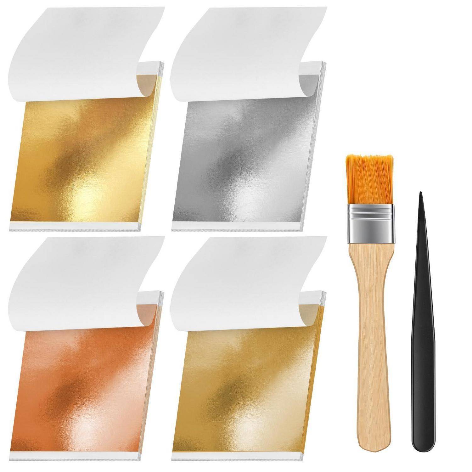 Vier metallische Folienblätter in Gold, Silber, Kupfer und Bronze/Gold, gezeigt mit einem Pinsel und schwarzer Pinzette auf weißem Hintergrund.