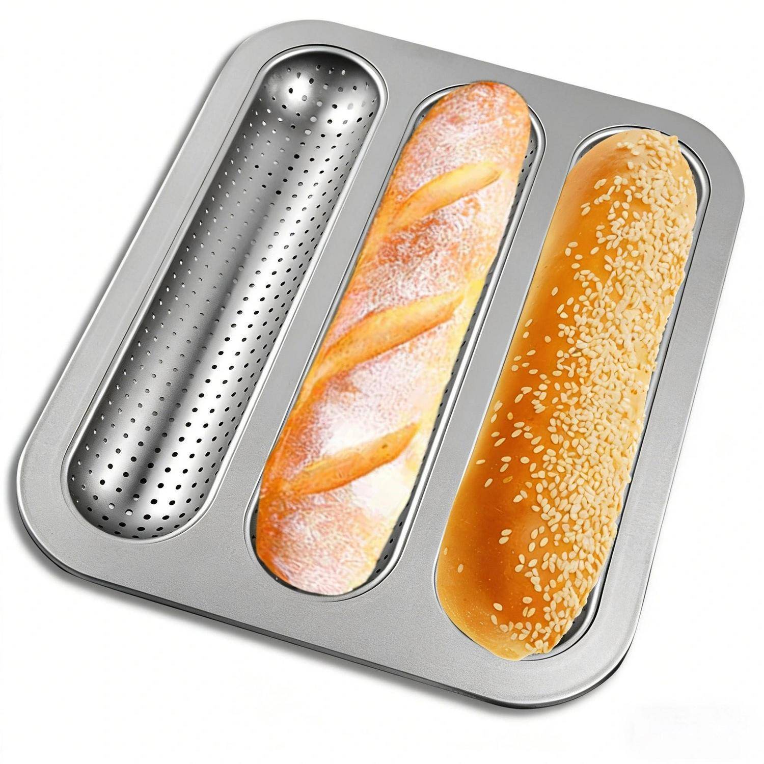 Dreiteiliges Metallbackblech mit einer leeren perforierten Kastenform und zwei gebackenen Brotlaiben, einer schlicht und einer mit Sesam bestreut.