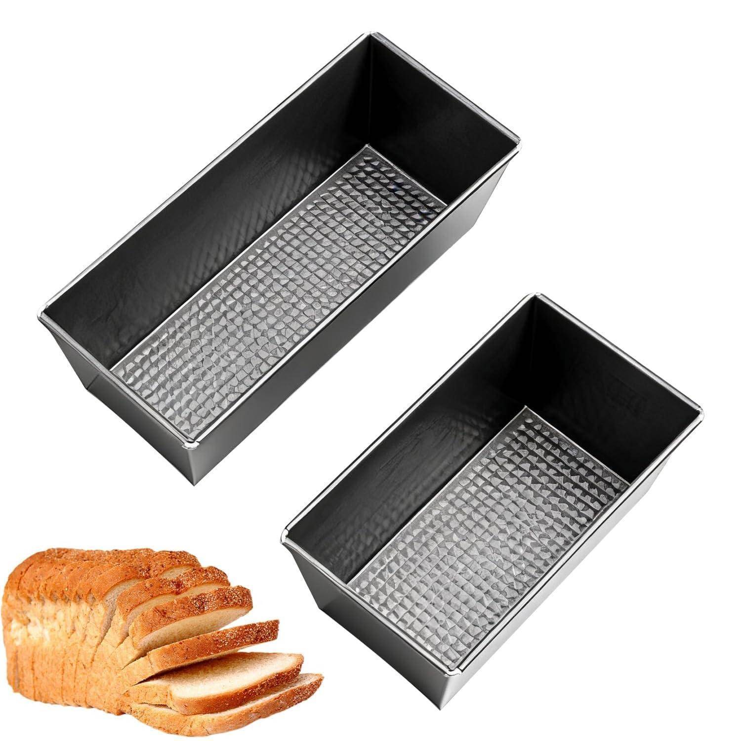 Zwei Antihaft-Kastenformen mit strukturiertem Boden, gezeigt mit einem aufgeschnittenen Laib Brot, die die Verwendung beim Brotbacken veranschaulichen.