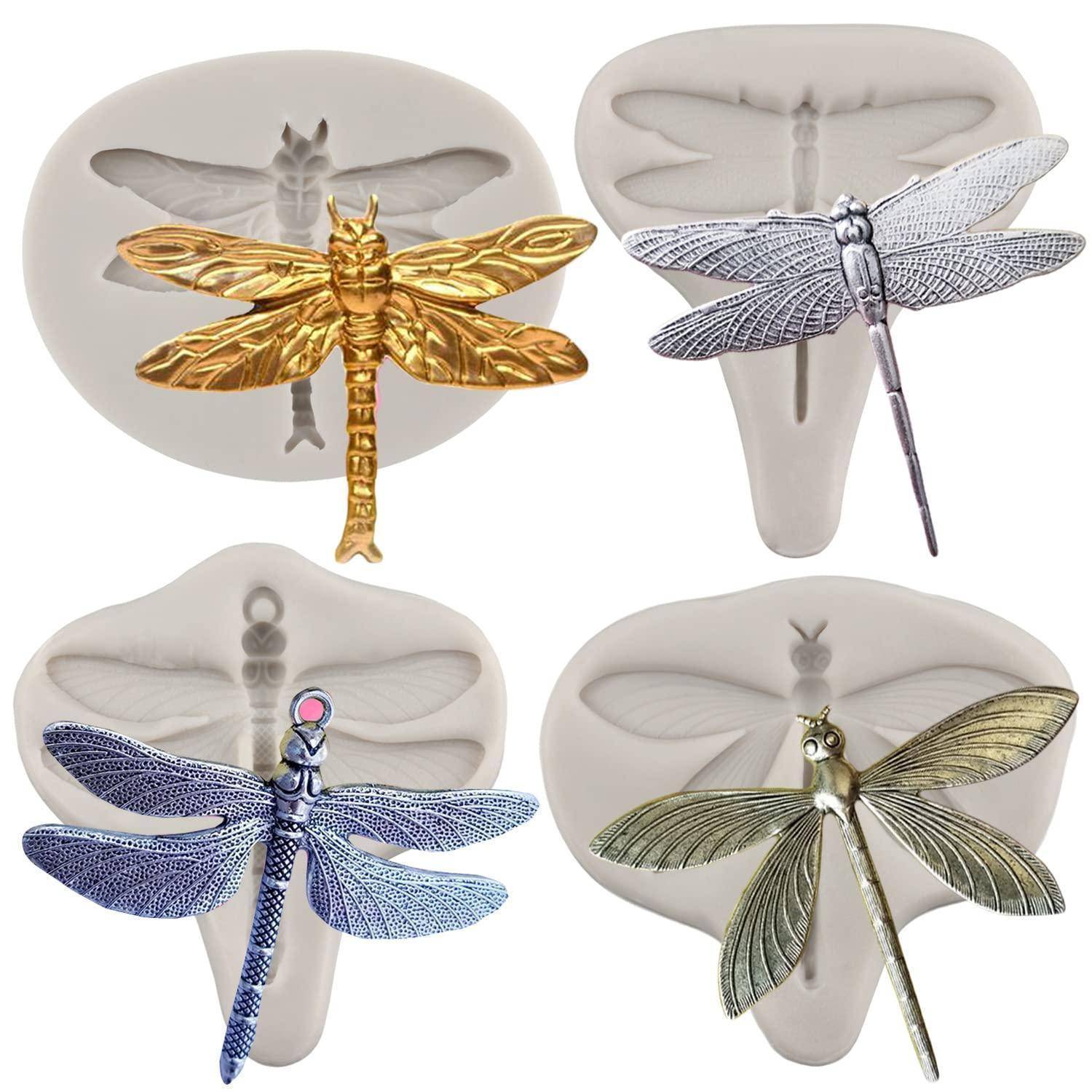 Vier libellogenförmige Haarspangen in Gold, Silber, Blau und Grün, dargestellt mit entsprechenden Formwerkzeugen hinter jedem Clip.