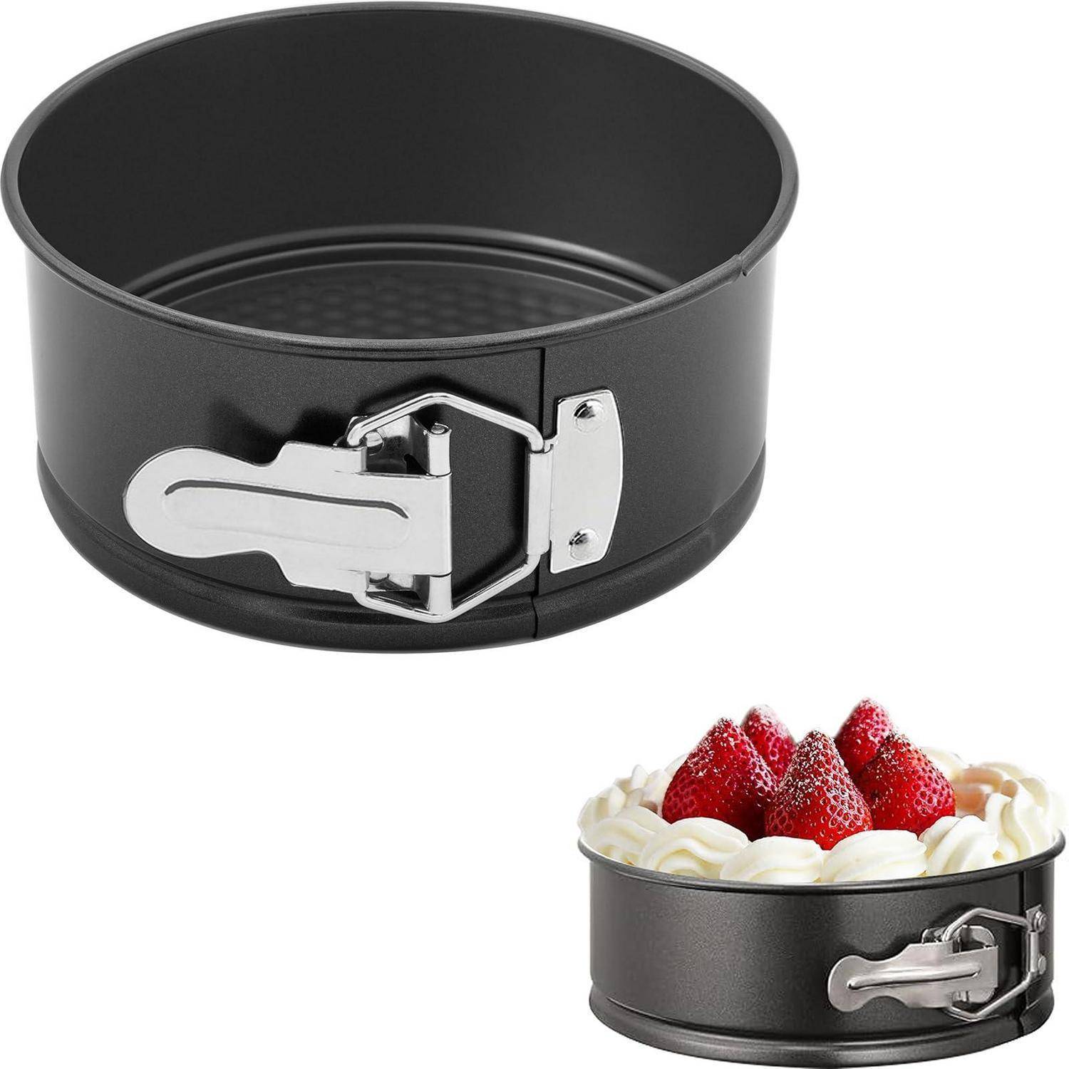 Schwarze Springform mit offenem und gefülltem Erdbeerenkuchen mit Glasur, die das abnehmbare Verschlusssystem zum einfachen Entfernen zeigt.