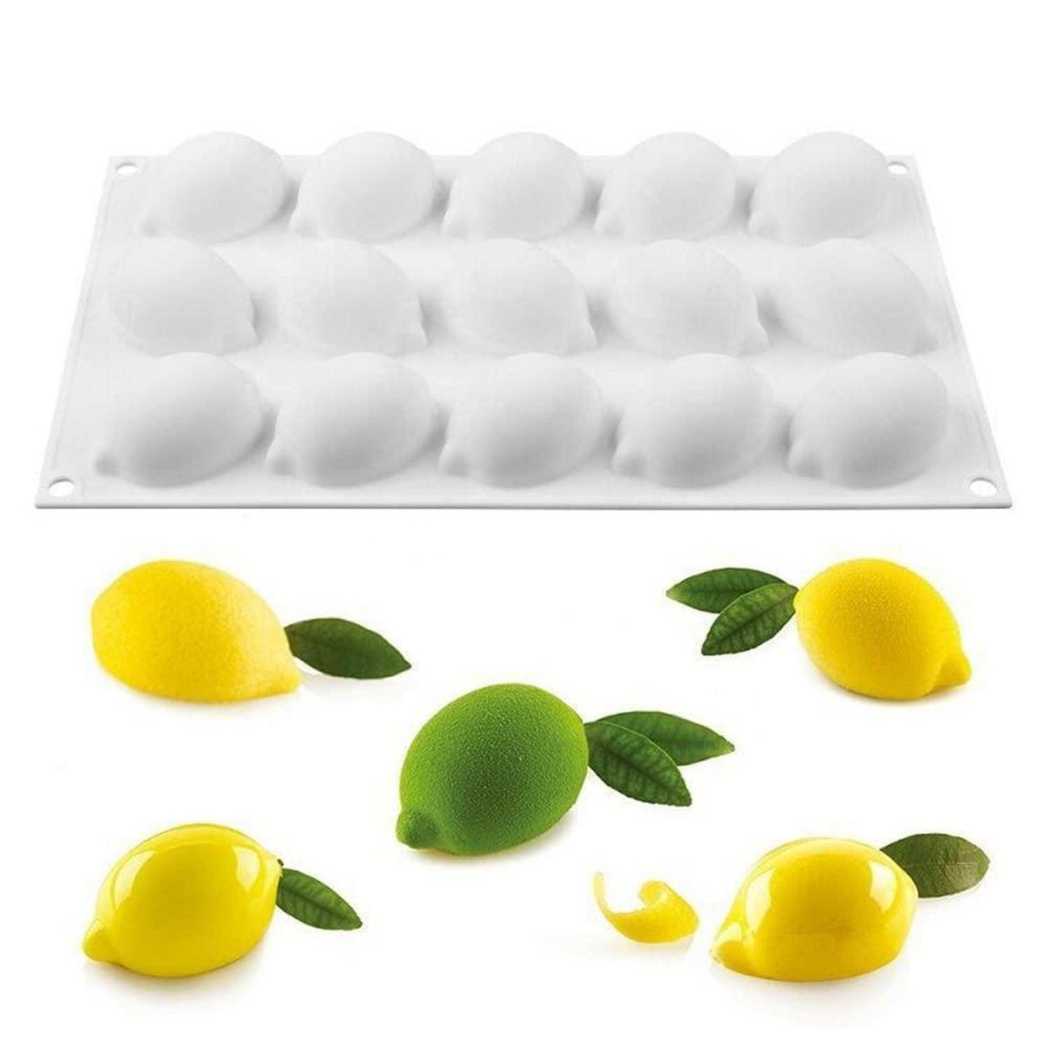 Weiße 12er-Gussform zur Herstellung von zitronenförmigen Desserts, darunter fertige gelb- und grünfarbige zitronenförmige Leckereien.