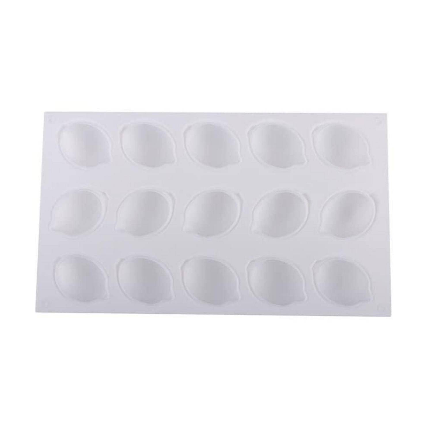Ein weißes rechteckiges Blatt mit 15 gleichmäßig verteilten ovalen vertieften Vertiefungen, angeordnet in 3 Reihen zu je 5, wahrscheinlich eine Form oder ein Tablett.