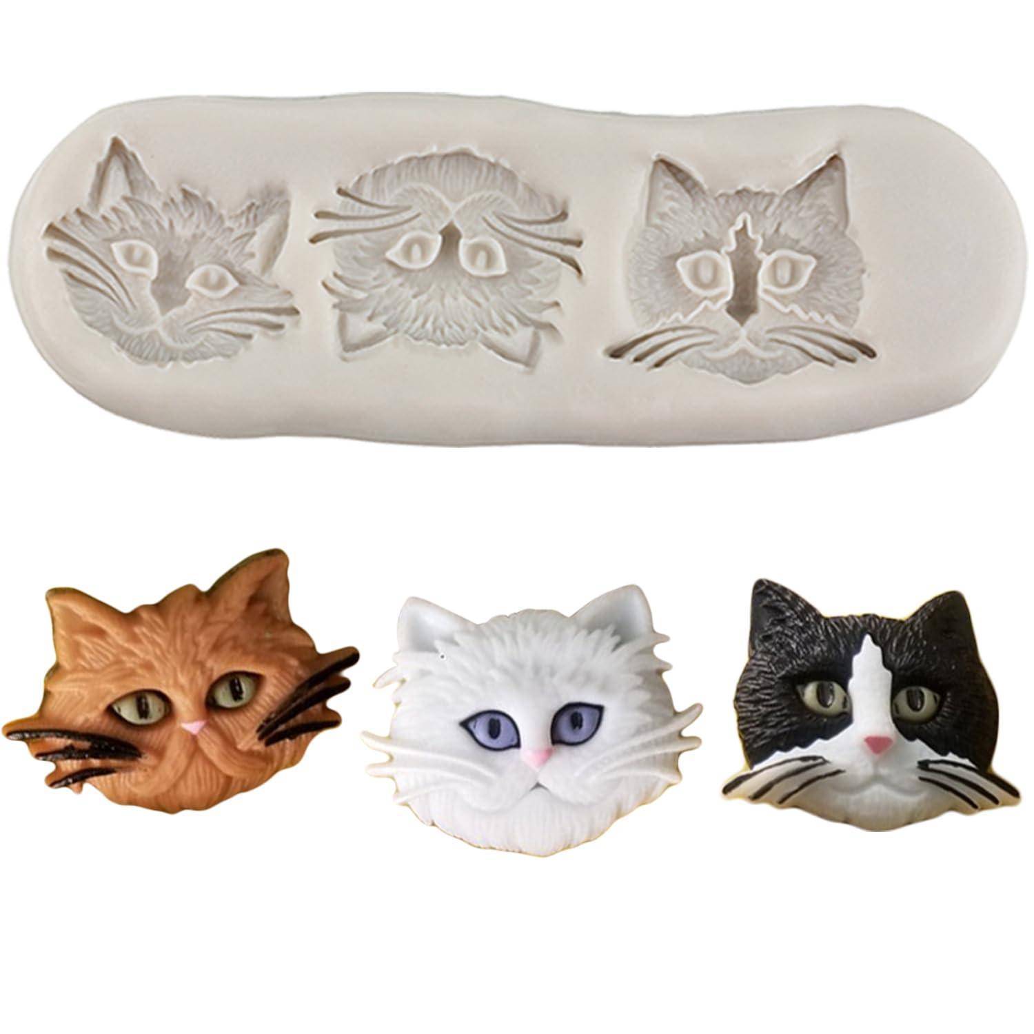 Katzengesicht-Gussform mit drei Katzenkopfköpfen in Relief, mit fertigen orange, weiß und schwarzen Katzengesicht-Stücken, die darunter angezeigt werden.