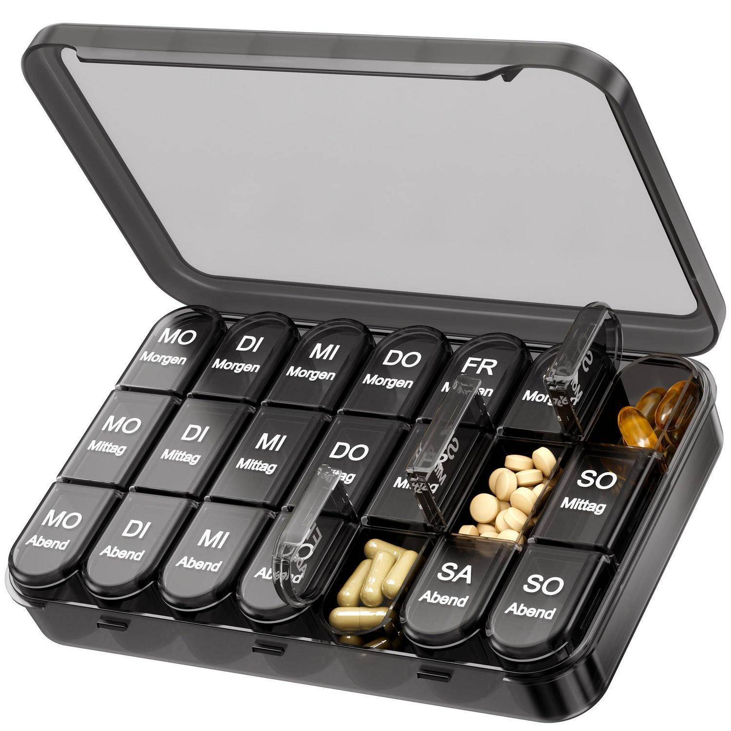 Ein wöchentlicher Pillorganizer mit beschrifteten Fächern für deutsche Wochentage und Tageszeiten, teilweise gefüllt mit Kapseln und Tabletten, geöffnet auf weißem Hintergrund.