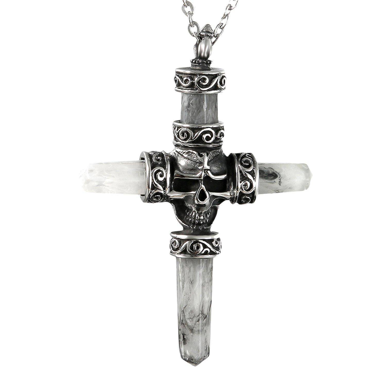 Silberner Totenkopf-Kreuz-Anhänger-Halskette mit vier klaren Kristallspitzen, hängend an einer Kette vor weißem Hintergrund.