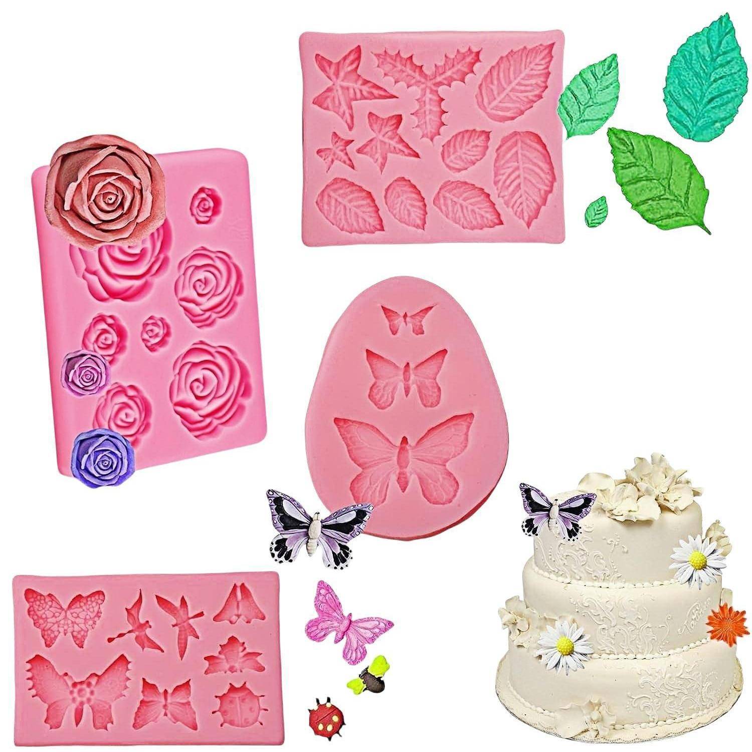 Collage von rosa Silikonformen für Blumen, Blätter und Schmetterlinge, plus fertige Fondant-Dekorationen auf einer weißen Torte.