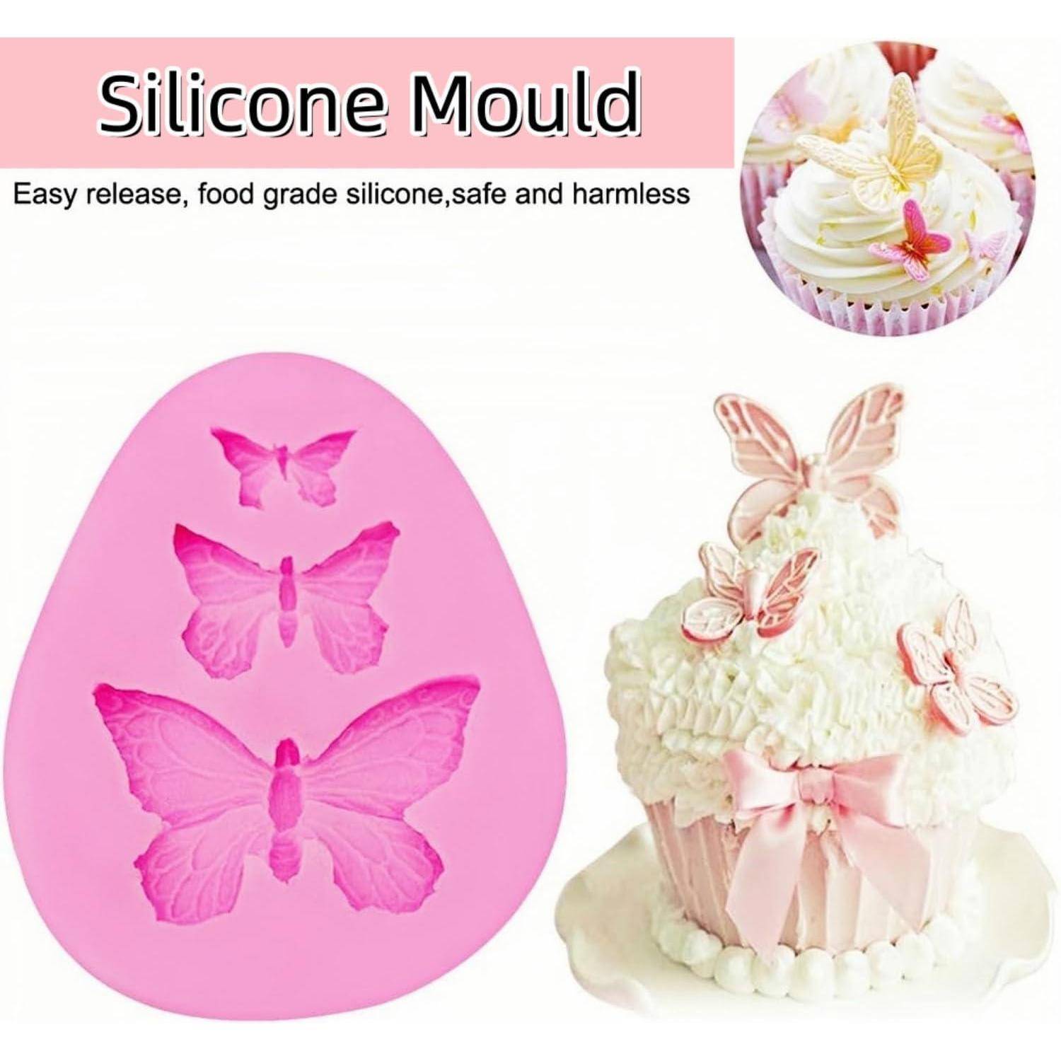 Rosa Silikonform mit Schmetterlingsmulden; gezeigt mit einem dekorierten Cupcake-Beispiel und Text „Silikonform