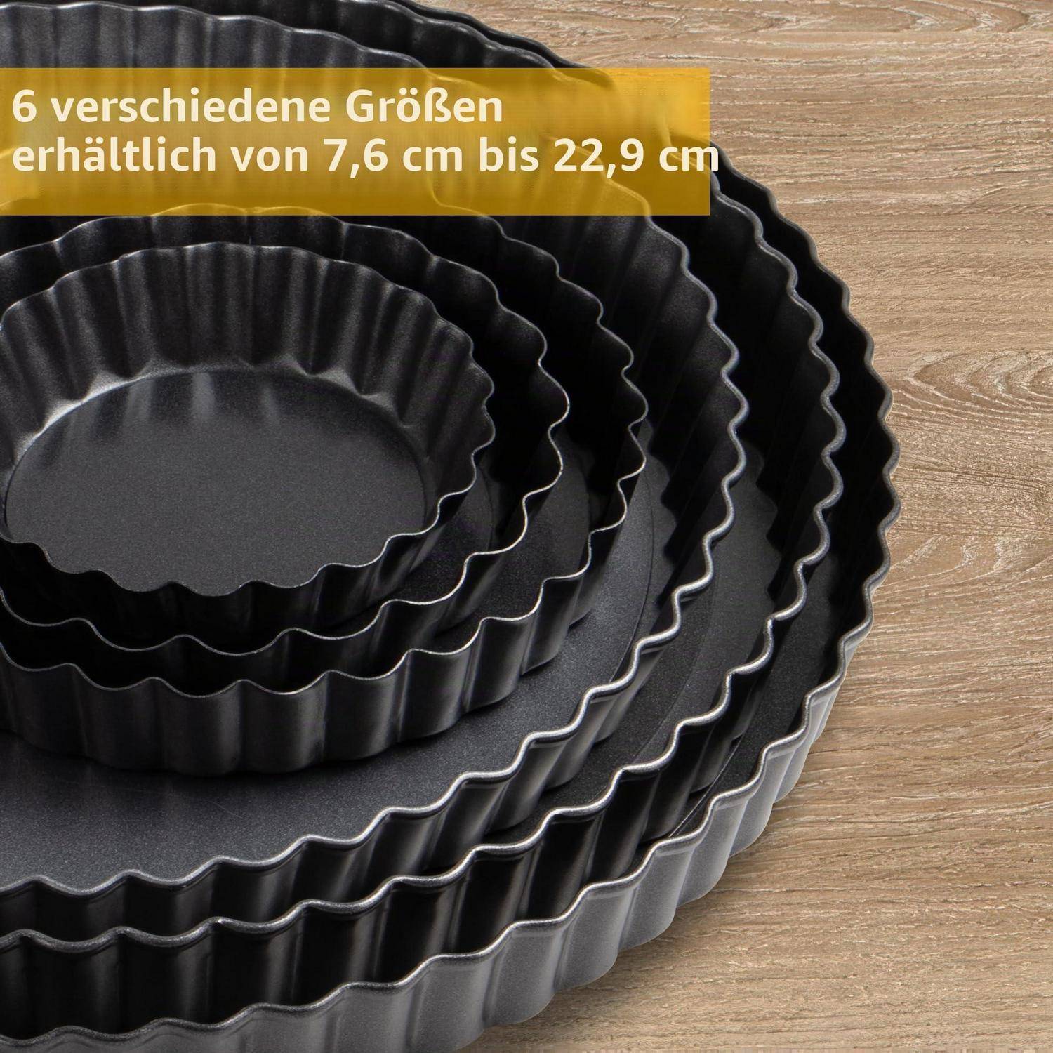 Gestapelte schwarze gerillte Tarletteförmchen in 6 Größen, mit Text, der besagt „6 verschiedene Größen erhältlich von 7,6 cm bis 22,9 cm".