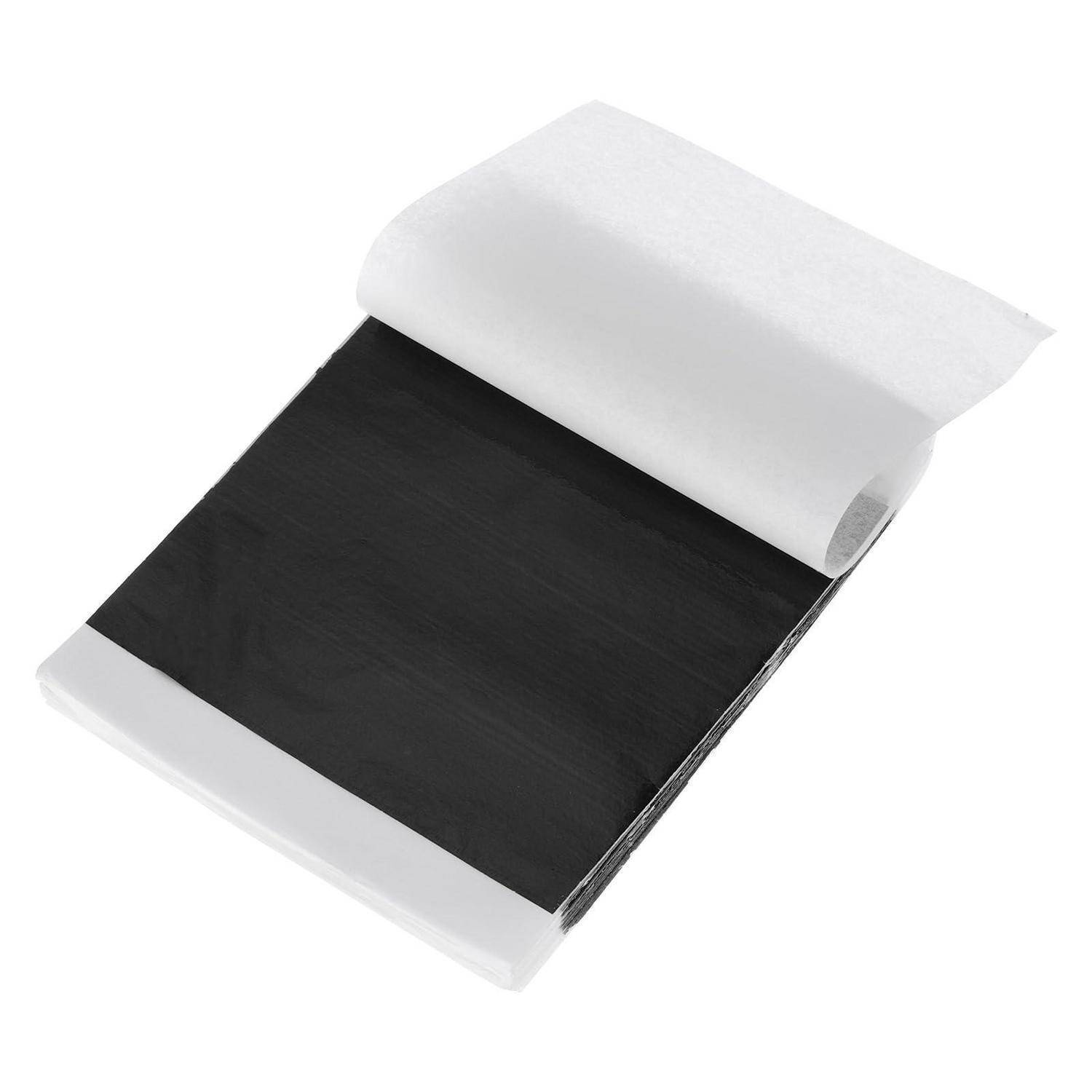 Ein schwarzes rechteckiges Klebeband mit einer weißen abziehbaren Schutzfolie, die teilweise aufgerollt ist, auf weißem Hintergrund dargestellt.