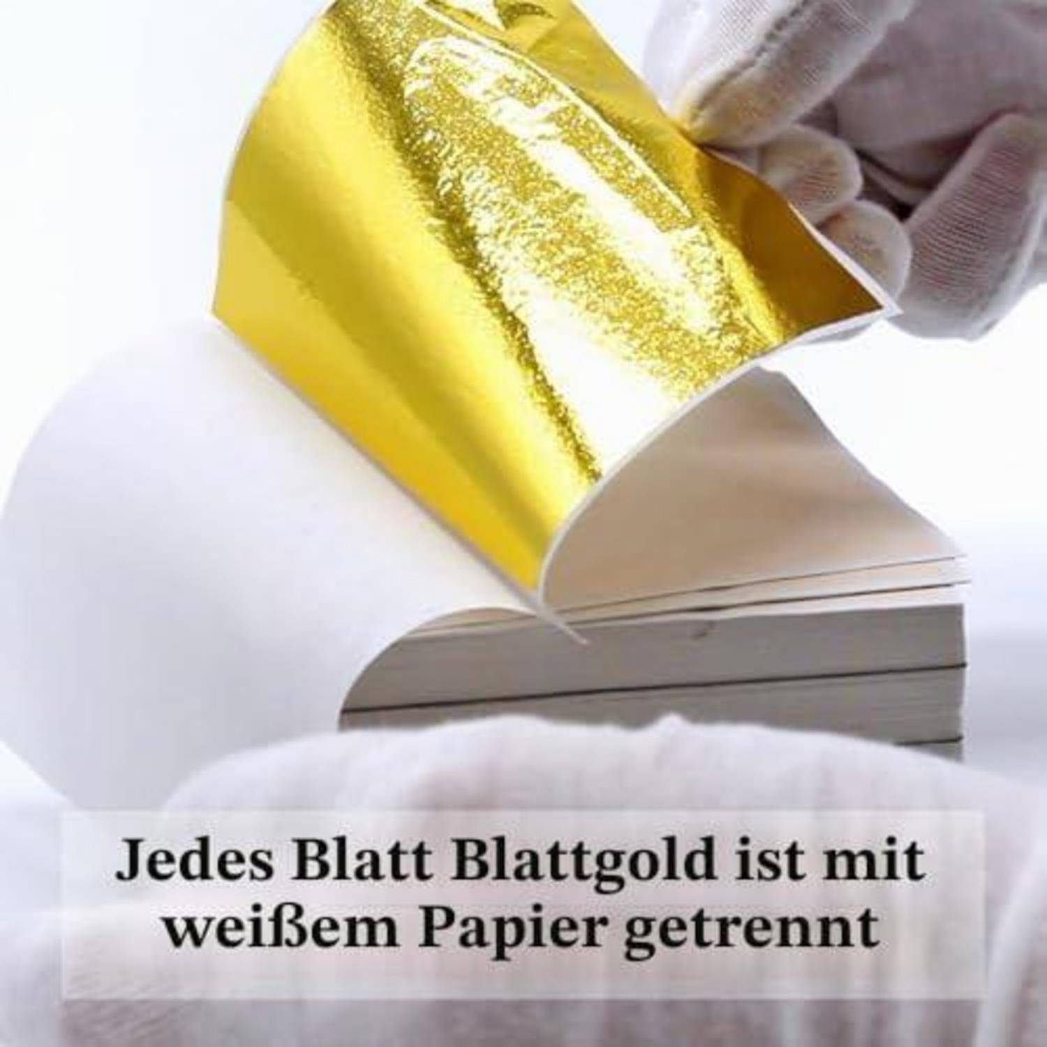 Behandschuhte Hände schälen ein Blatt Blattgold von weißem Papier; der Text besagt „Jedes Blatt Blattgold ist mit weißem Papier getrennt".