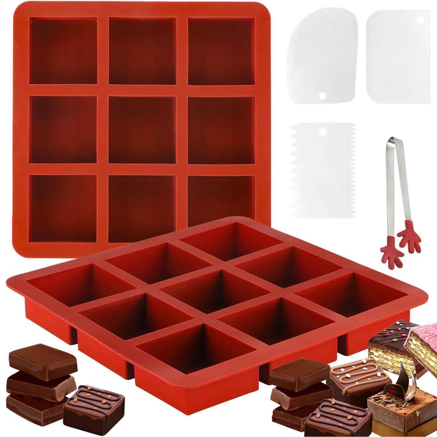 Rote Silikonform mit 9 Mulden zum Herstellen von quadratischen Schokoladen oder Desserts, gezeigt mit Schabern, Zangen und fertigen Schokoladenkreationen.