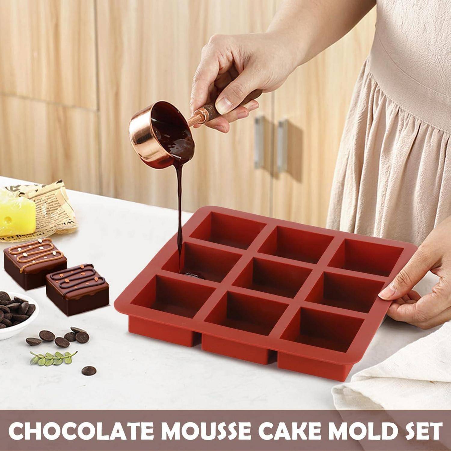 Eine Person gießt Schokolade in eine rote Silikon-Mousse-Kuchenform, die auf einer Küchentheke steht, mit Pralinen und Kaffeebohnen in der Nähe.