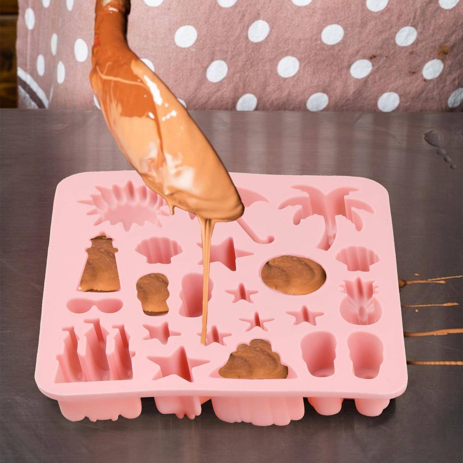 Schokoladenüberzogener Snack wird über eine rosa Silikonform mit verschiedenen Muschel-, Stern- und Meereskreatur-Formen getaucht, die auf einer Tischplatte steht.