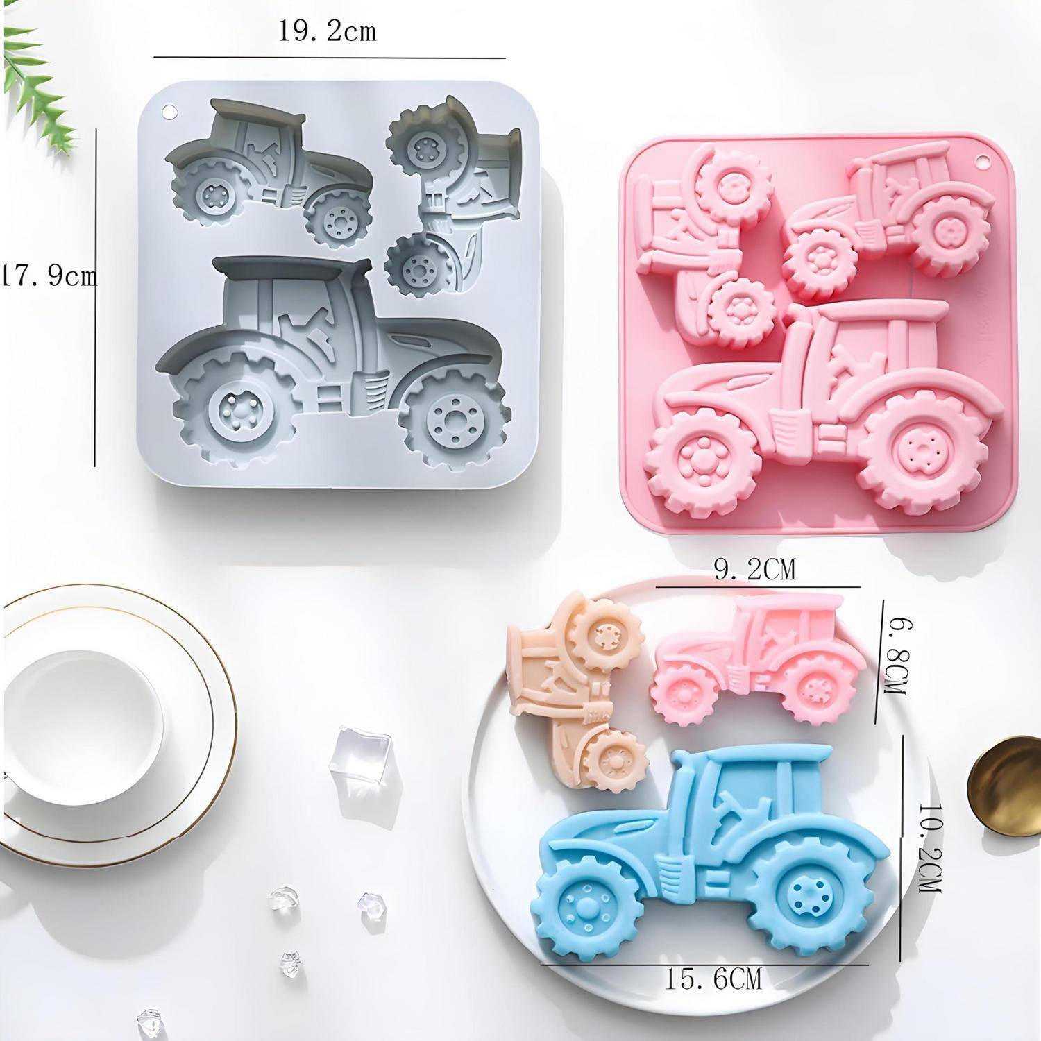 Silikon-Backformen in Traktorform in Grau, Rosa, Beige und Blau, mit Größenmessungen für jede Form dargestellt.