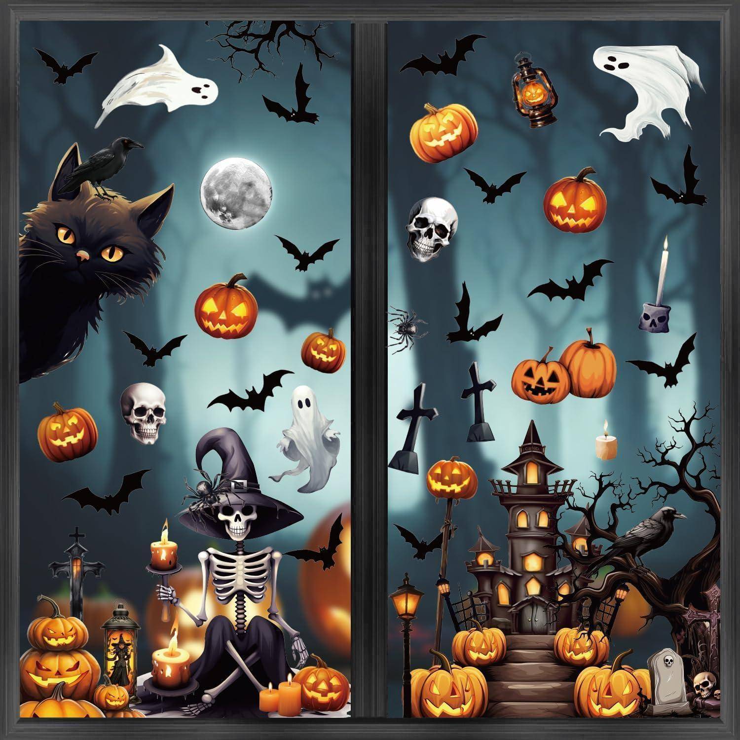 Halloween-Fensterausstellung mit Fledermäusen, Gespenstern, Kürbislaternen, Schädeln, einer schwarzen Katze und einem Skelett mit Hexenhut neben einem Spukhaus.
