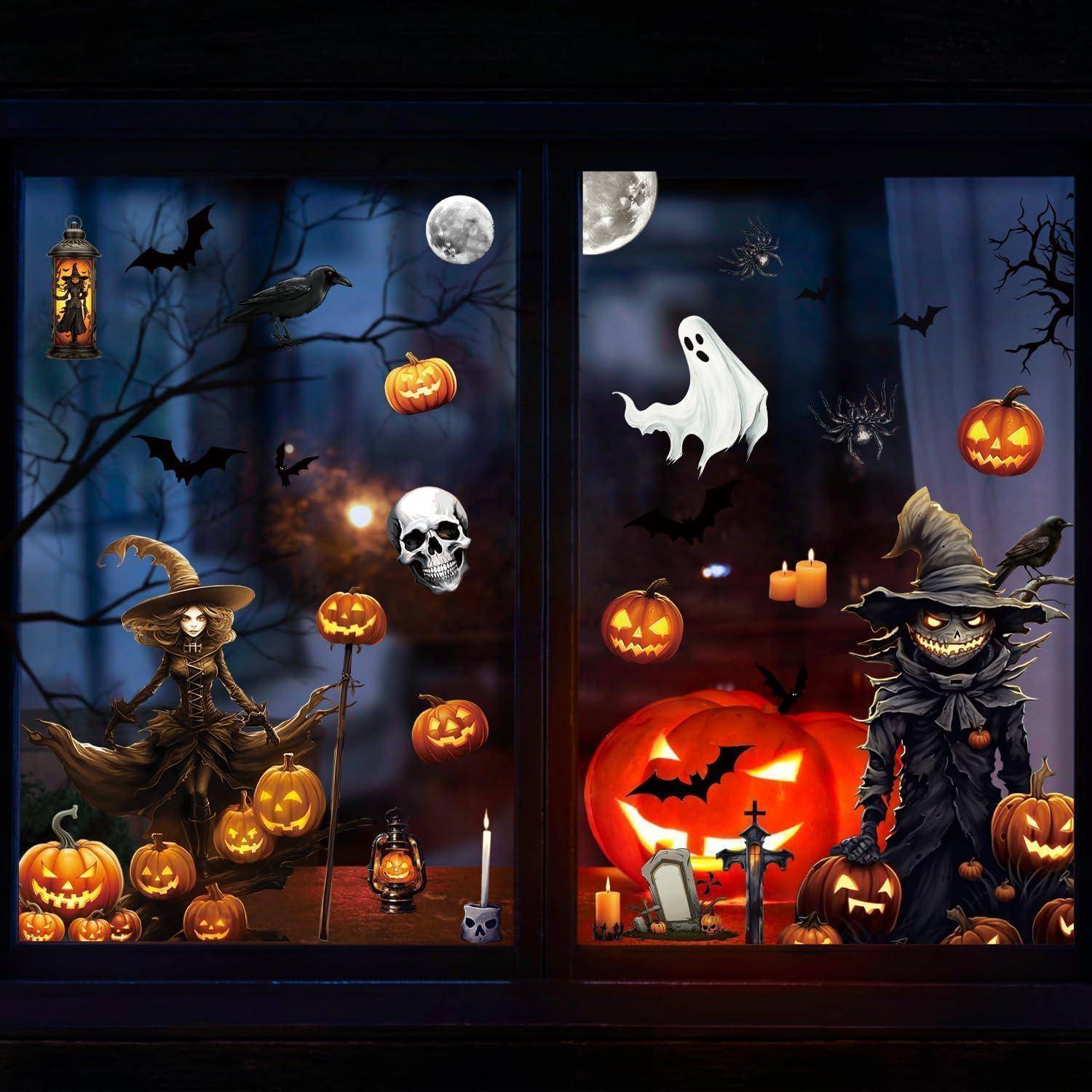 Halloween-Fensterausstellung mit einer Hexe und einer vogelscheuchen-ähnlichen Figur, leuchtenden Kürbislaternen, einem Gespenst, einem Totenschädel, Fledermäusen, Kerzen und einem Vollmond.