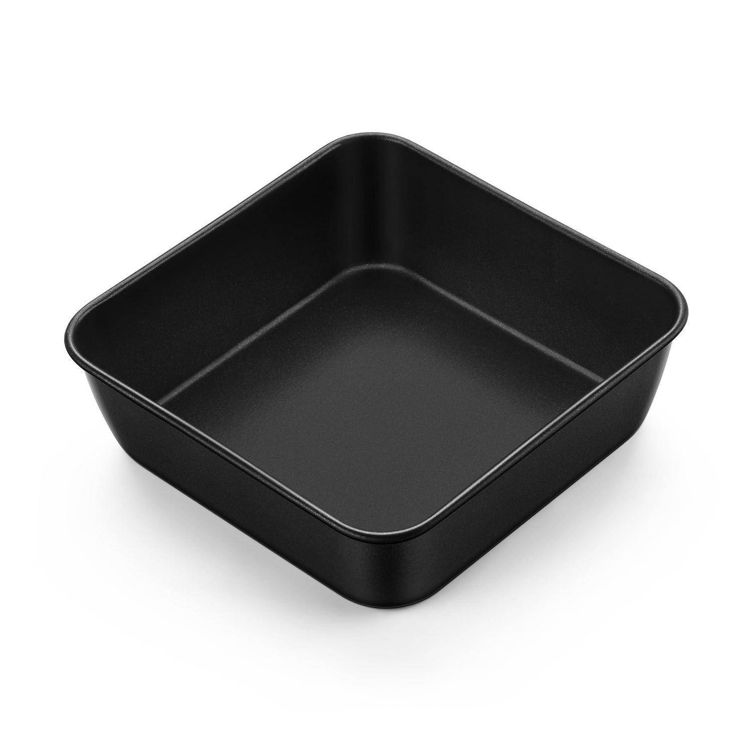 Schwarze Backform mit abgerundeten Ecken auf weißem Hintergrund.