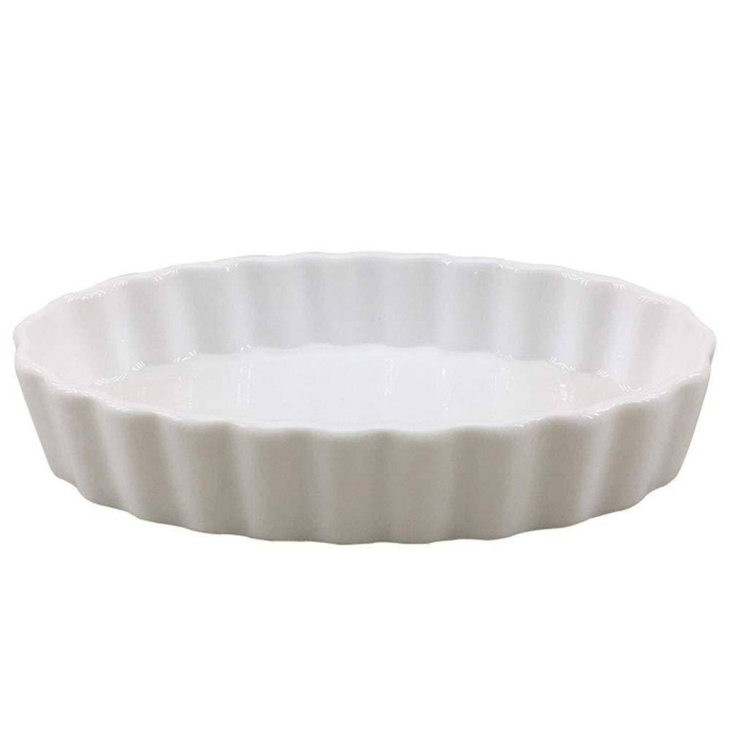 Weiße gezackte Keramik-Tart- oder Kuchenform auf einfachem Hintergrund.