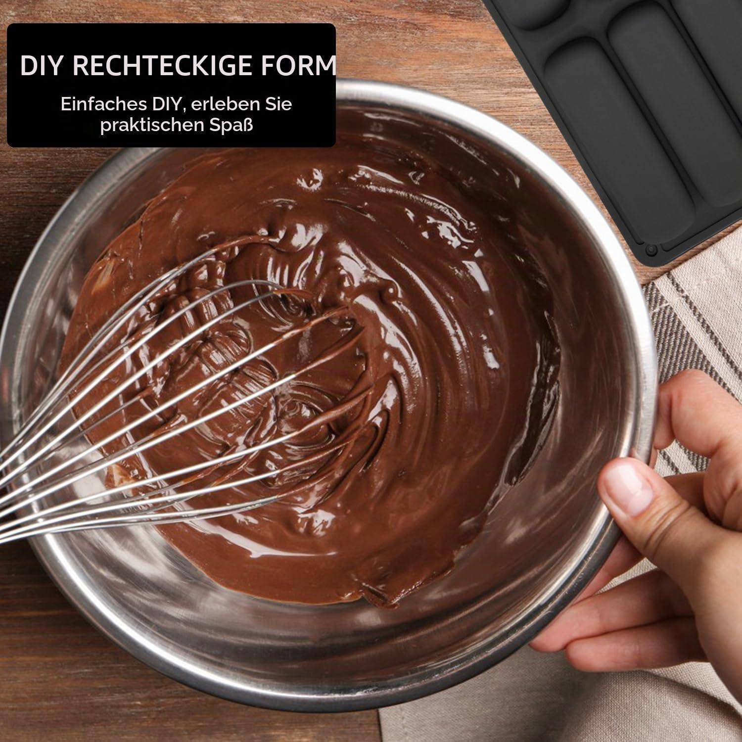 Hand whisk rührt geschmolzene Schokolade in einer Metallschüssel; Textüberlagerung liest „DIY RECHTECKIGE FORM" und „Einfaches DIY, erleben Sie praktischen Spaß"".