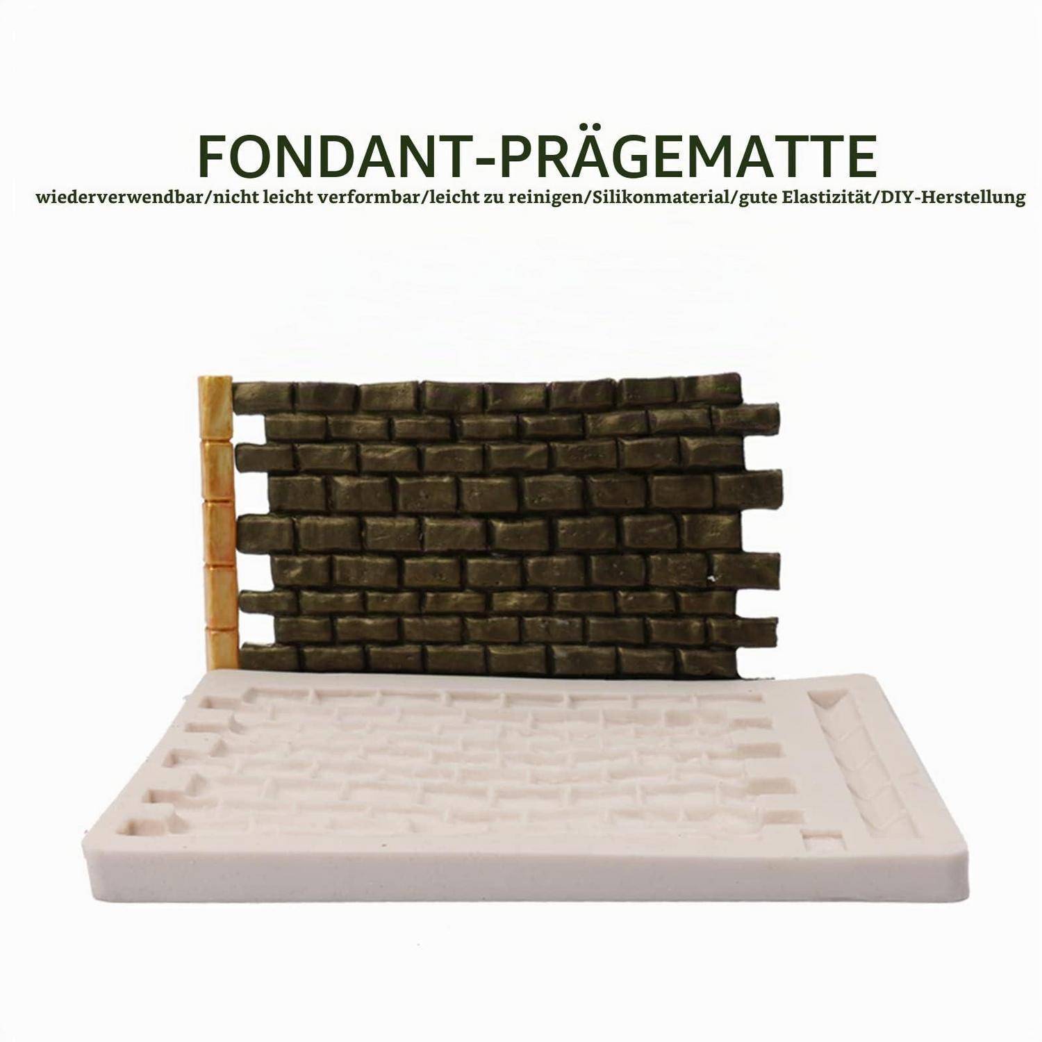 Silikon-Fondant-Form für eine Backsteinmauer-Struktur, gezeigt mit dem fertigen dunklen Backsteinmuster und der weißen wiederverwendbaren Formenbasis.