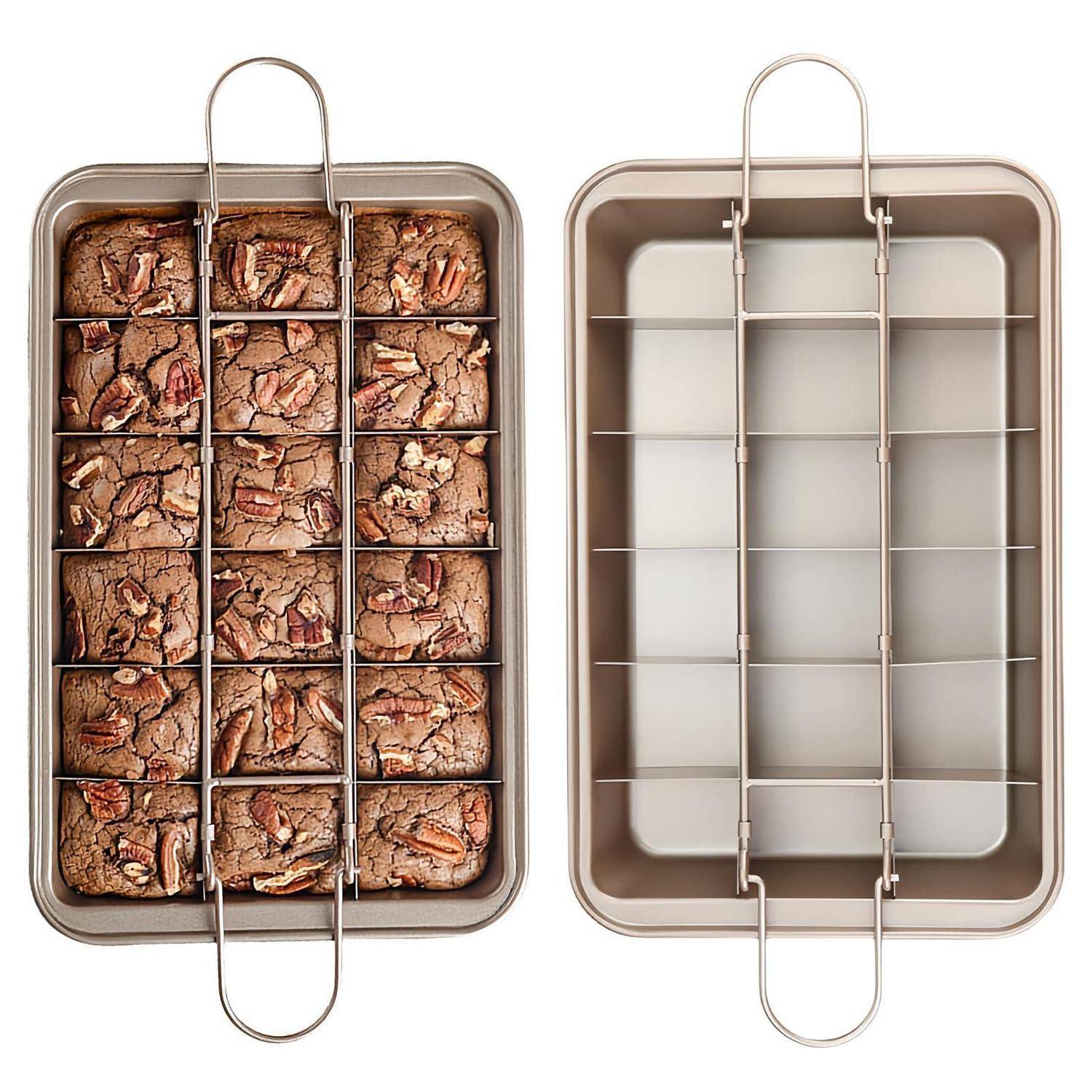 Brownie-Backform nebeneinander mit Trennungsgitter; linke Form zeigt gebackene Brownies in Quadraten, rechte Form ist leer.