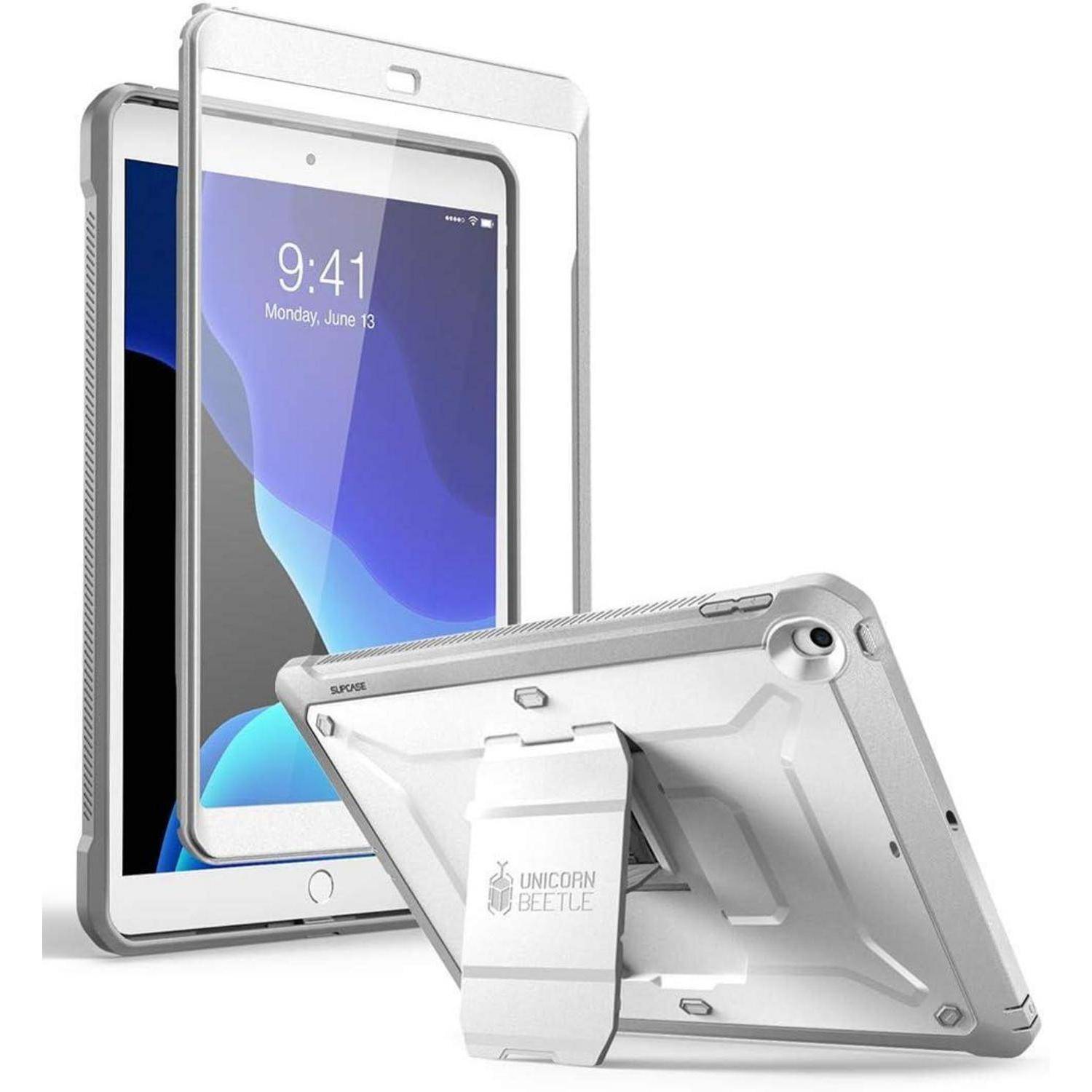 Silberner robuster Tablet-Schutzhülle mit integriertem Ständer, von vorne und hinten auf einem Tablet gezeigt, mit verstärkten Kanten und Kameraausschnitten.