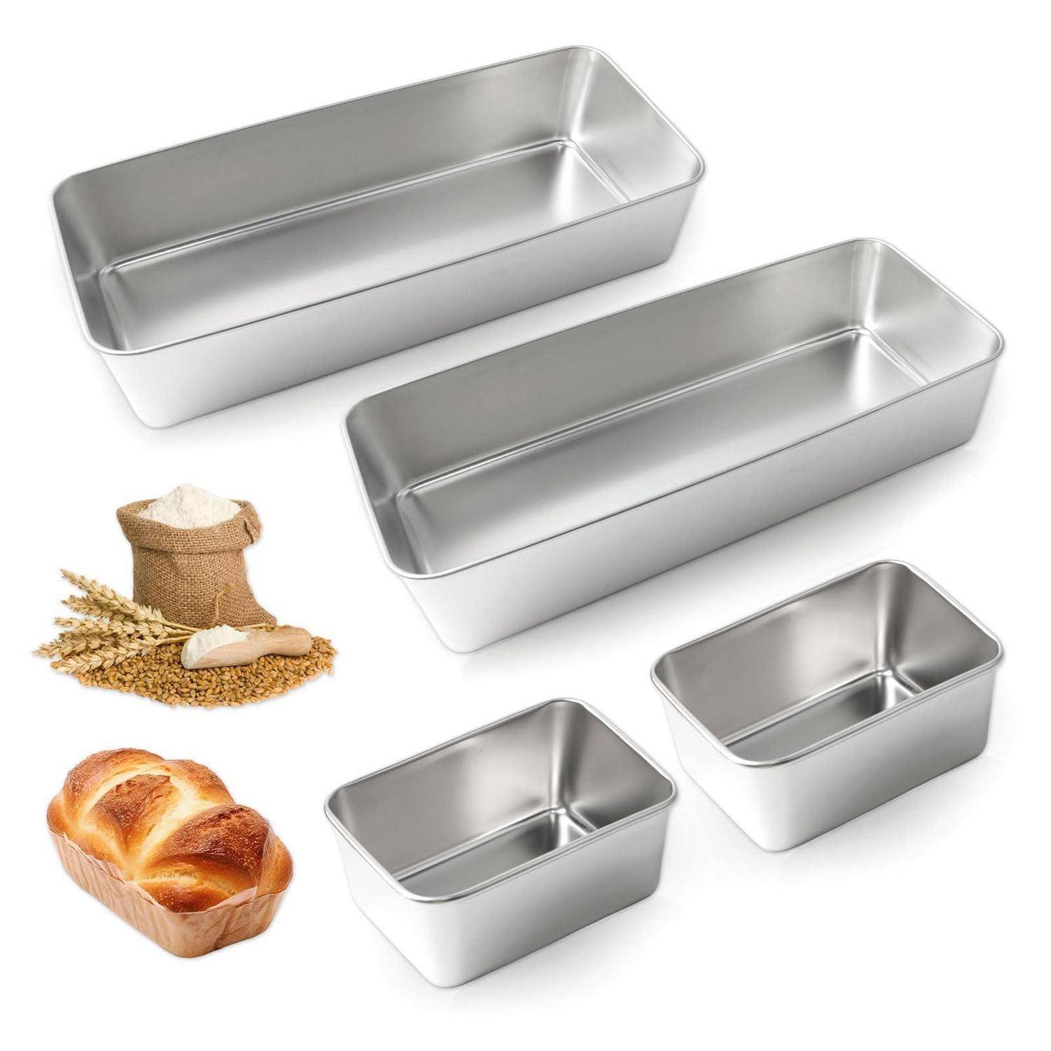 Satz aus fünf Metall-Kastenformen in verschiedenen Größen, gezeigt mit Brot und Mehl, was auf Backen und Brotherstellung hindeutet.