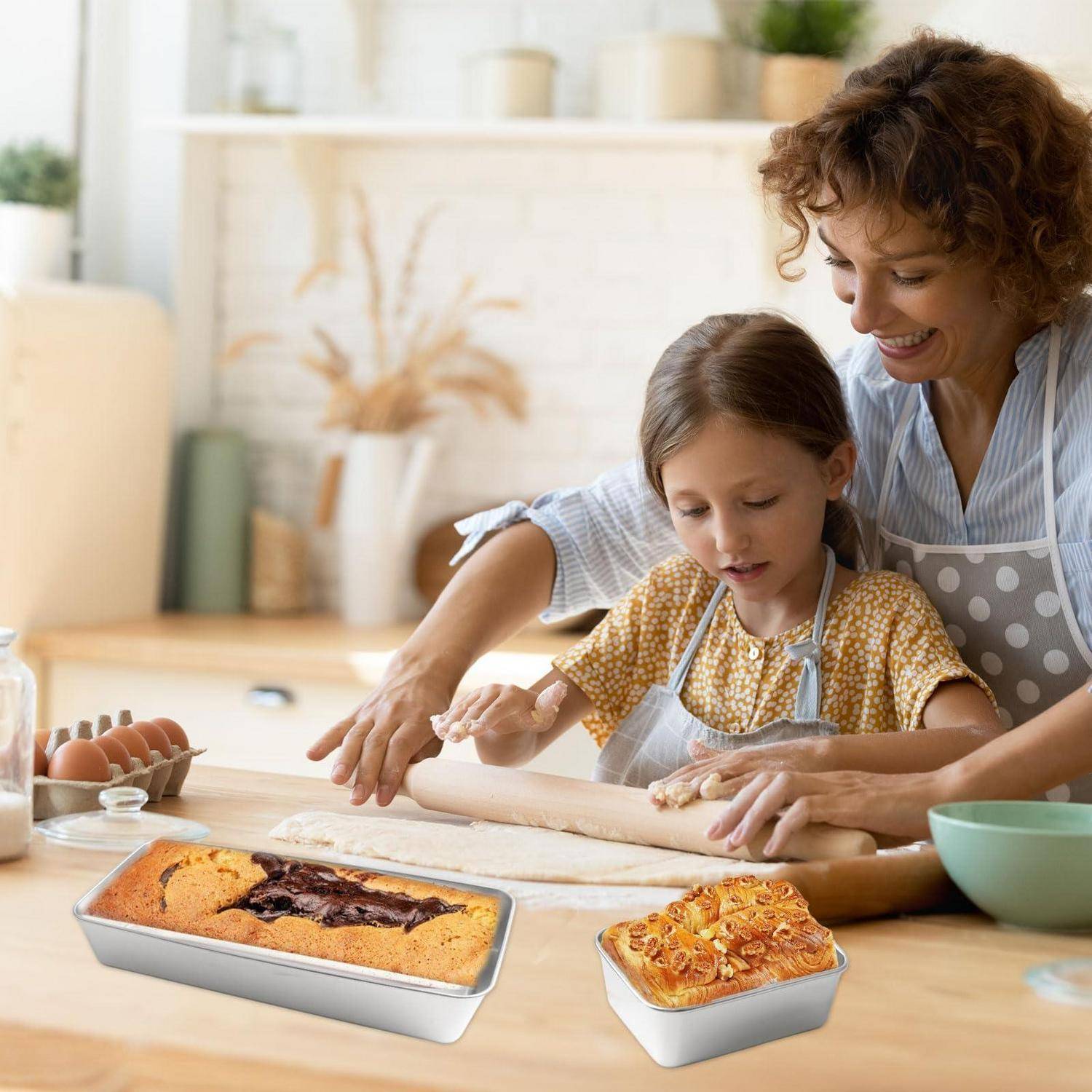 Mutter und kleine Tochter backen zusammen Teig in einer Küche, mit Kastenformen und Eiern auf der Arbeitsplatte.