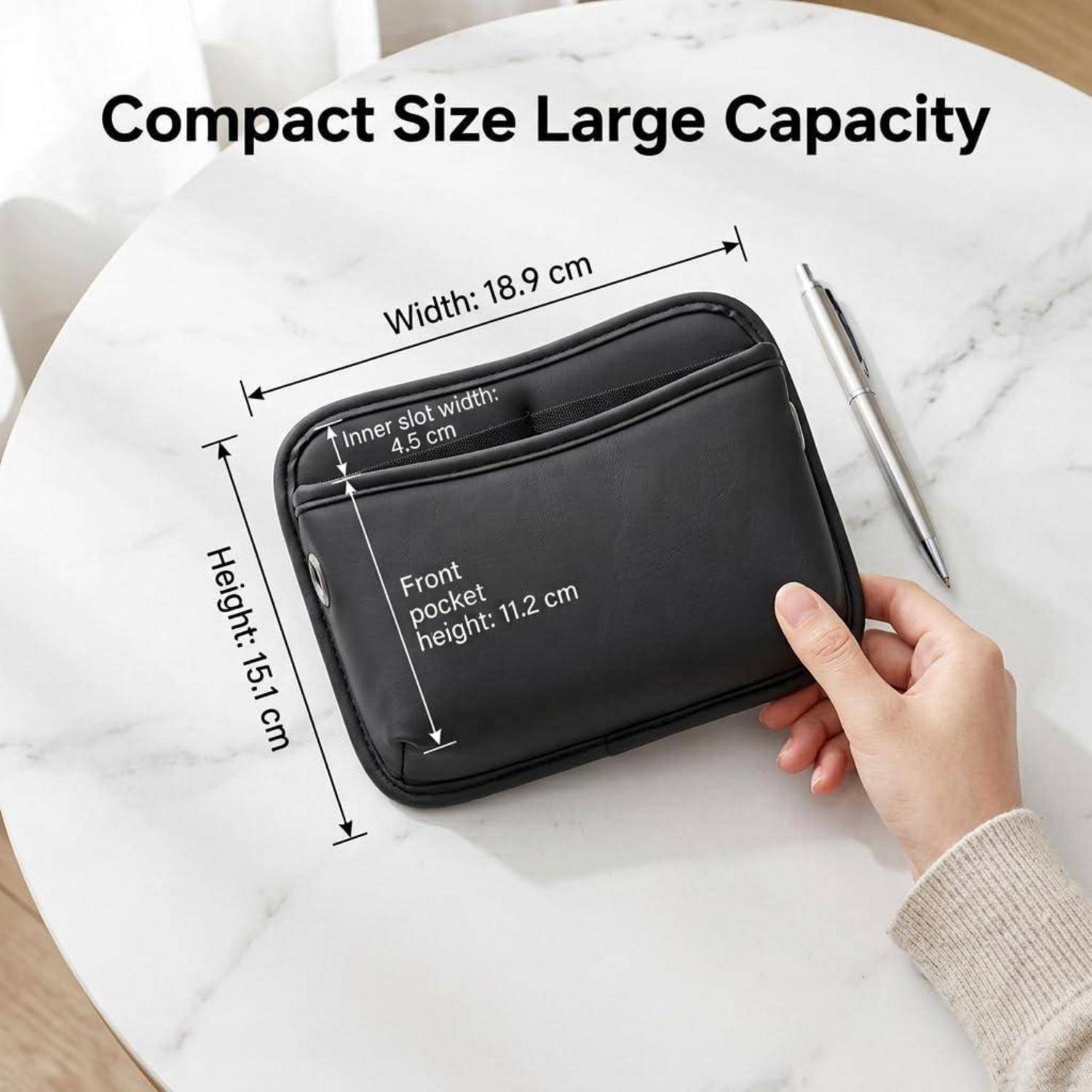 Schwarze kompakte Tasche mit Größenangaben: 18,9 cm breit, 15,1 cm hoch, 4,5 cm innere Steckbreite und 11,2 cm Höhe der vorderen Tasche.