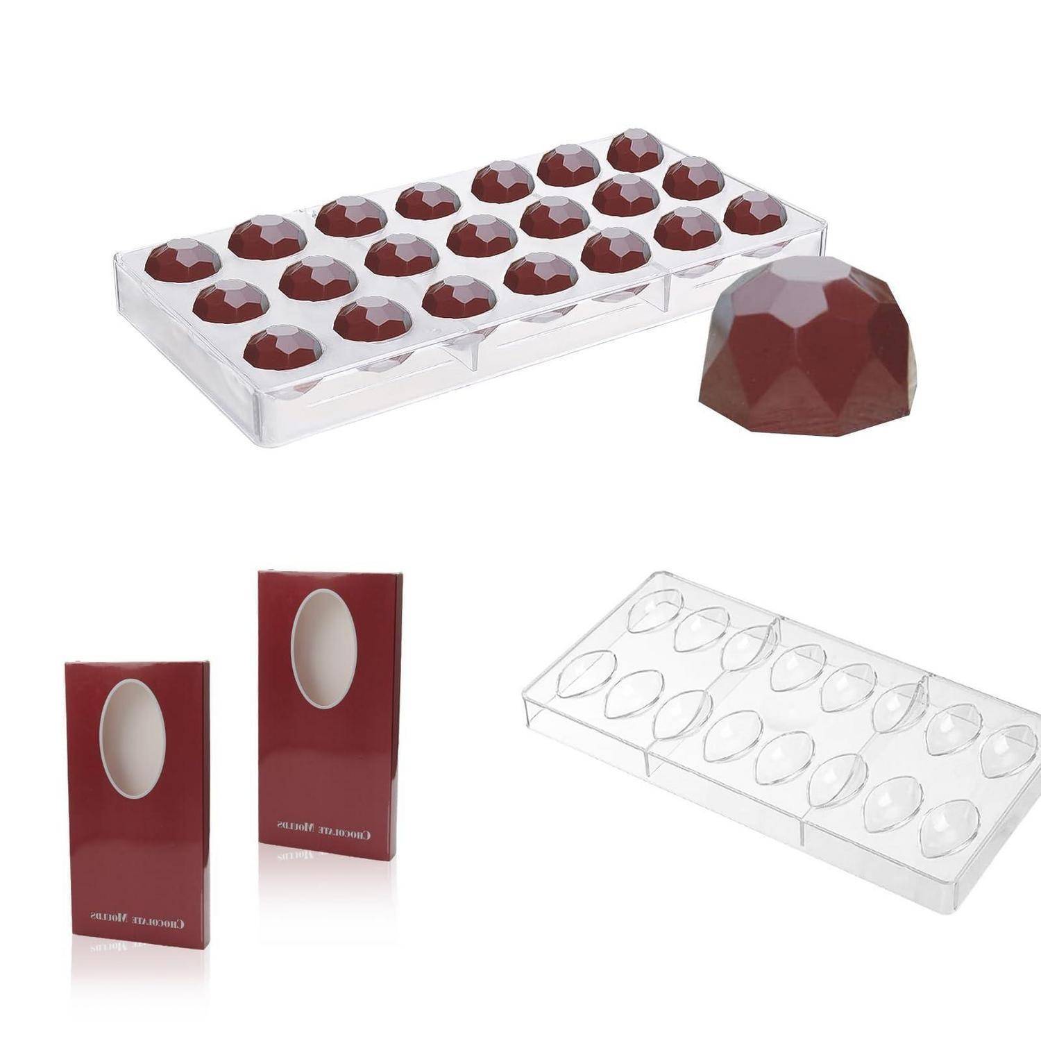 Schmuckausstellungsschalen und Verpackung: eine durchsichtige Schale mit facettierten dunkelroten Edelsteinen, ein loser Edelstein, zwei rote Präsentationskästchen und eine leere durchsichtige Schale.