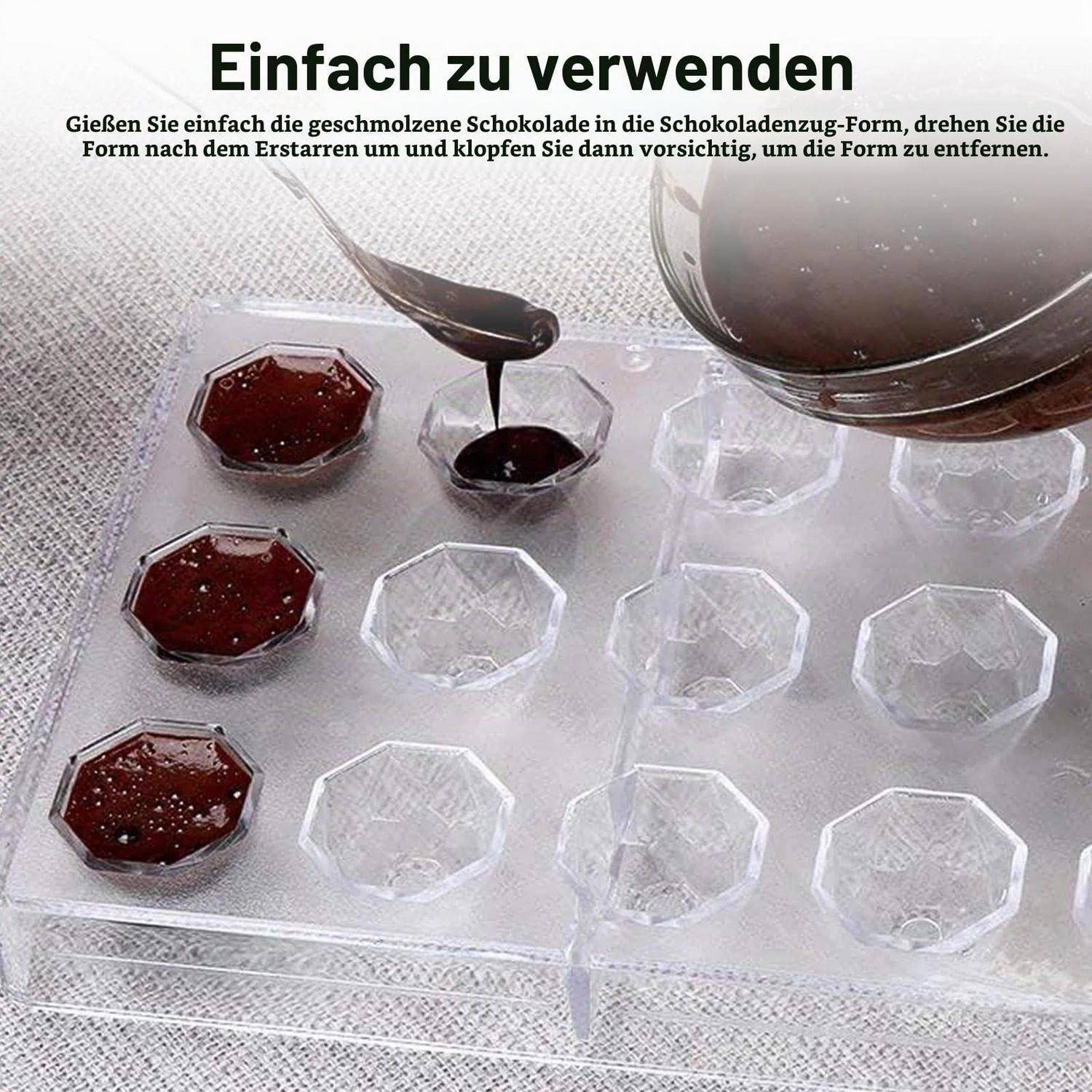 Schokoladenfüllung wird in ein durchsichtiges Formblech gegossen; der deutsche Text erklärt, dass man geschmolzene Schokolade einfüllen, kühlen und dann die Form ausformen soll.