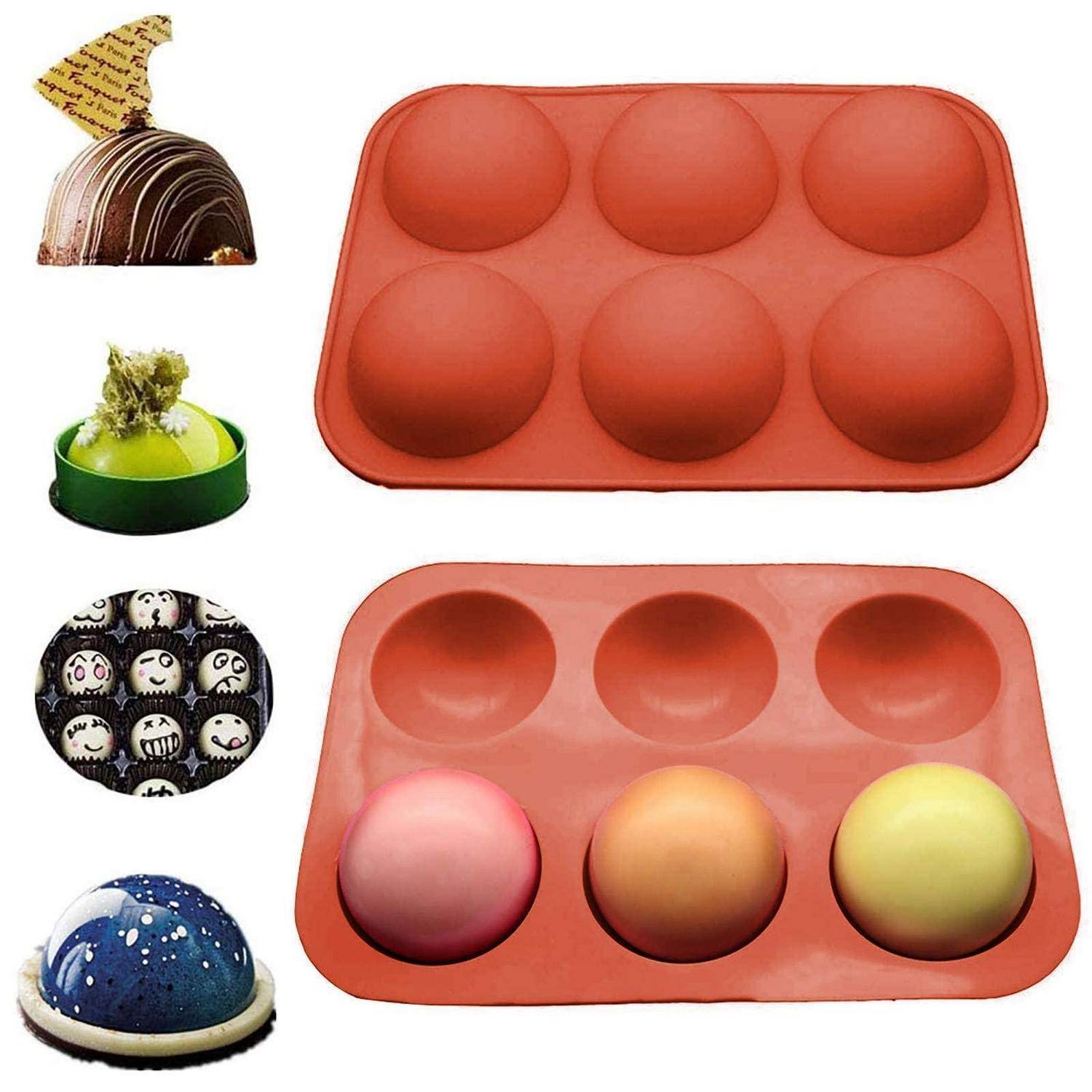 Rote Silikon-Halbkugel-Gussform mit Beispielen von fertigen Kuppeldesserts in verschiedenen Farben und Verzierungen.