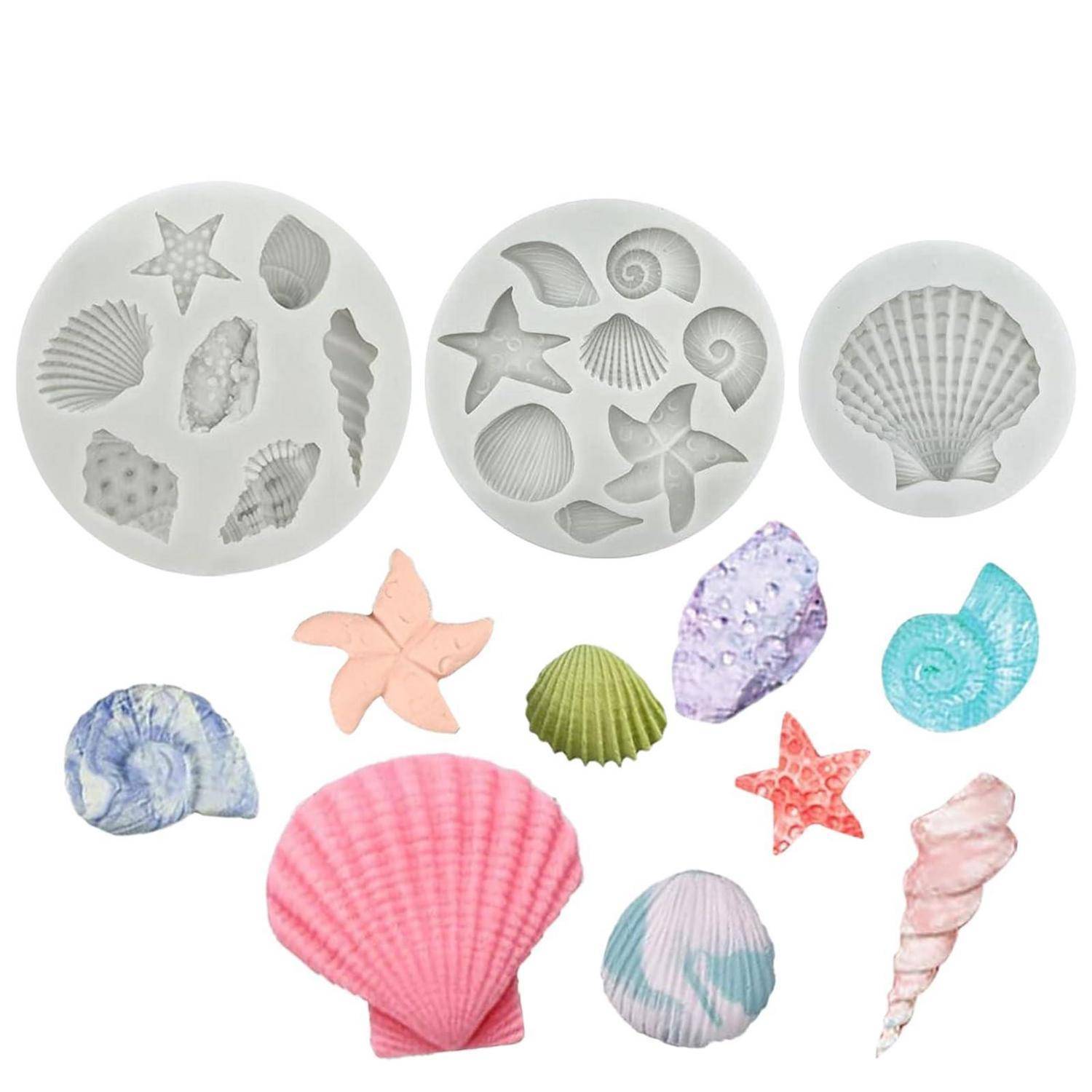 Verschiedene muschelnförmige Silikonformen und fertige pastellfarbene Harzmuscheln auf weißem Hintergrund.