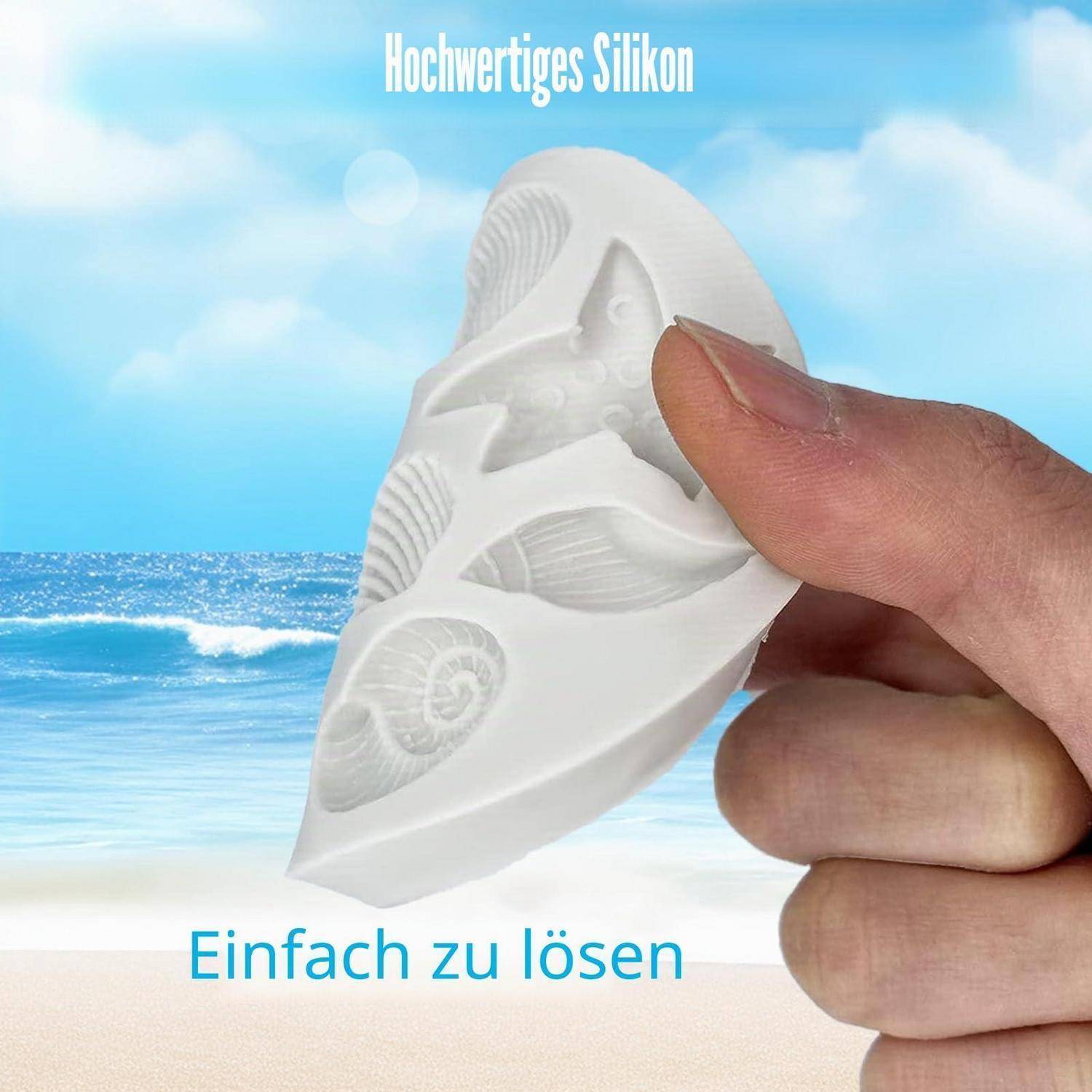 Hand hält eine weiße Silikonform auf Strand-Hintergrund, mit deutschem Text „Hochwertiges Silikon