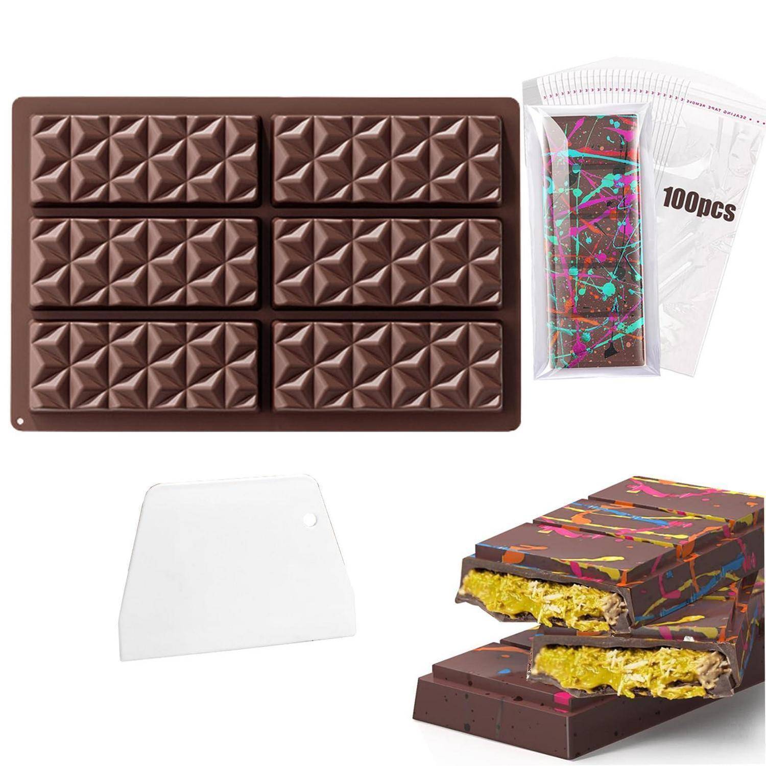 Schokoladenform mit sechs rechteckigen Vertiefungen, plus durchsichtigen Kunststoffverpackungsbeuteln und fertigen Schokoladentafeln mit farbigem Drizzle und knusprigem Topping.