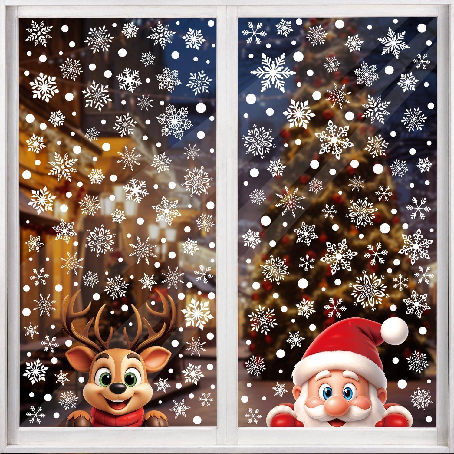 Weihnachtlich gestaltete Schaufensterausstellung mit fallenden Schneeflocken, ein Rentier auf der linken Seite und der Weihnachtsmann auf der rechten Seite, der von unten hervorlugt.