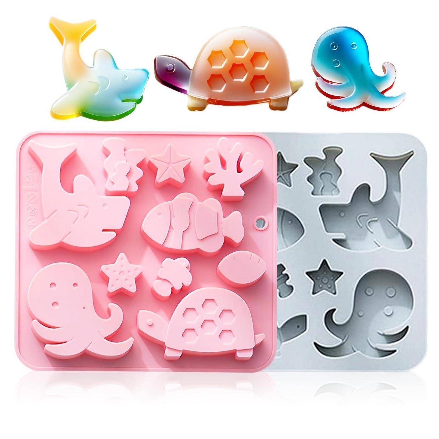 Ozean-thematisches Silikonform-Set mit rosa und grauem Tablett mit Meerestierformen wie Wal, Schildkröte, Oktopus, Fisch, Seestern und Koralle.