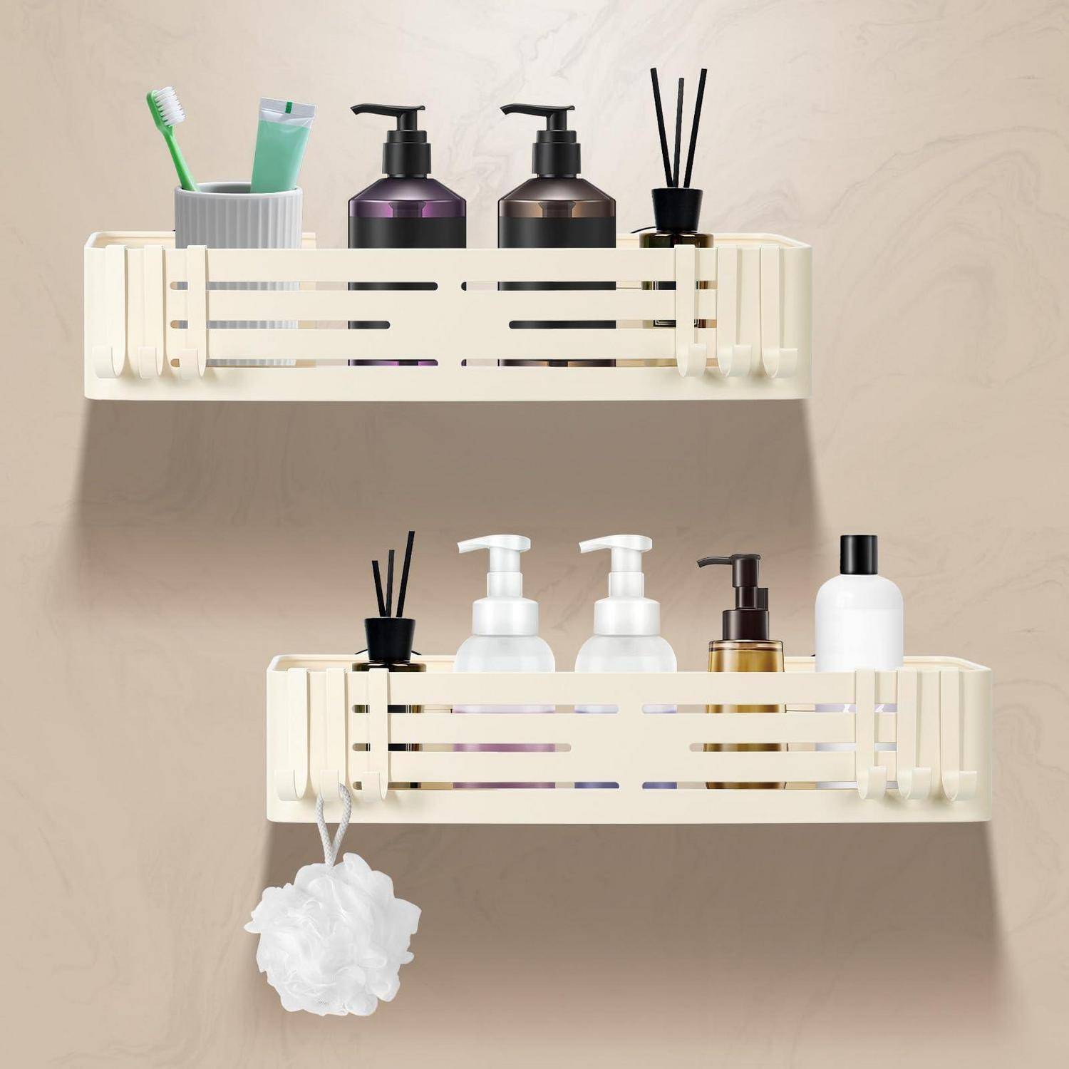 Zwei cremefarbene, an der Wand montierte Badezimmerregale halten Toilettenartikel, Pumpflaschen, Zahnbürsten und Raumduftspender gegen eine beige Wand.