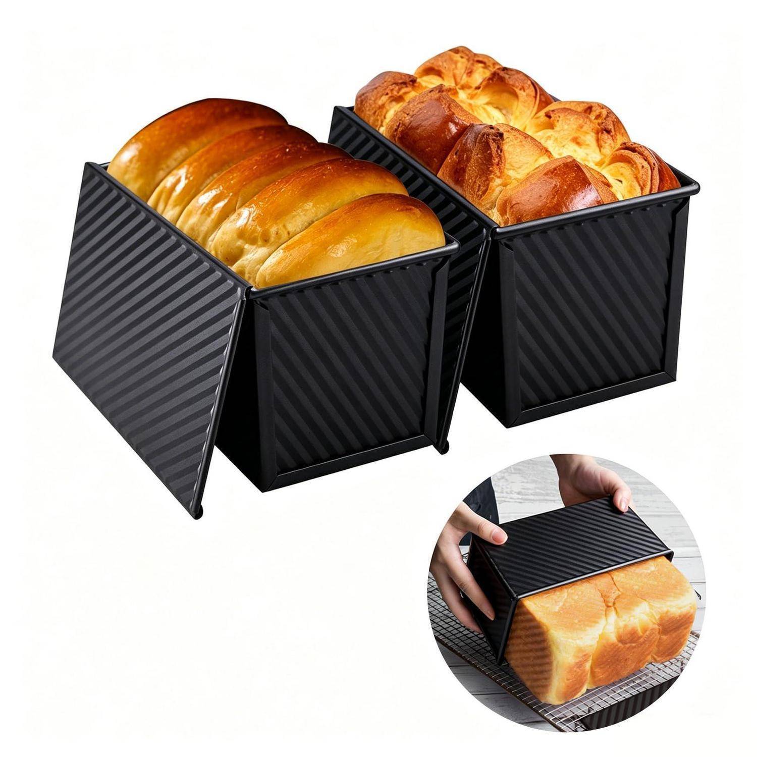Zwei schwarze Pullman-Brotformen mit Deckeln, eine mit in Scheiben geschnittenem Sandwich-Brot gefüllt und die andere mit einem gewölbten Laib, plus eine kleine Einführung, die zeigt, wie ein Laib entnommen wird.