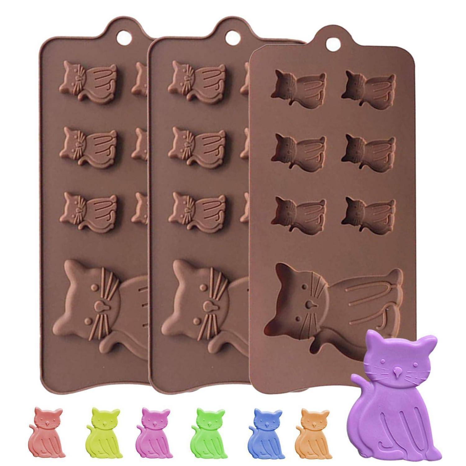 Drei schokoladenbraune Silikonformen mit katzenförmigen Vertiefungen, plus Muster-Katzenfiguren in Pastellfarben, gezeigt auf weißem Hintergrund.